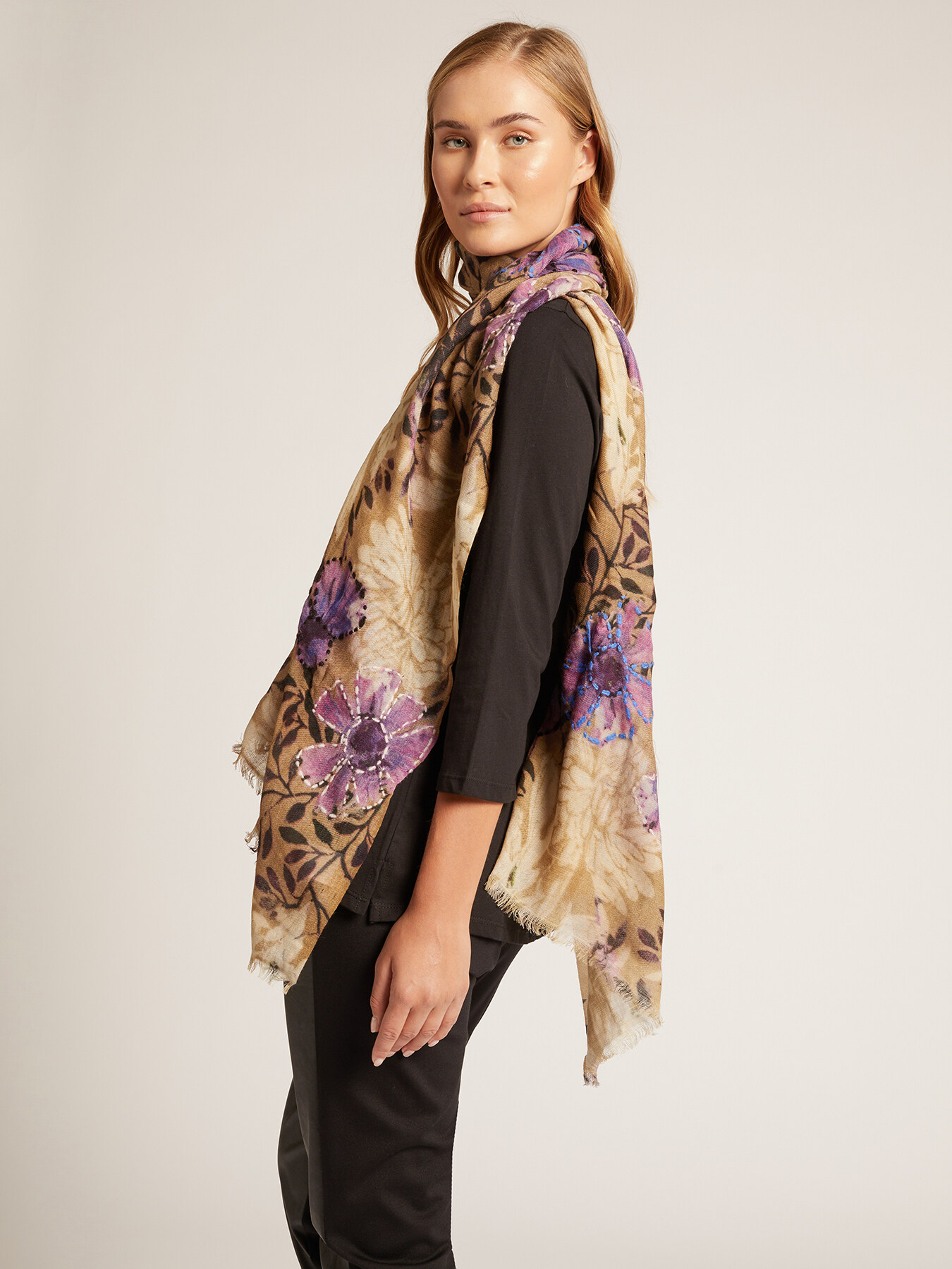 Sciarpa in lana ricamata image number 0