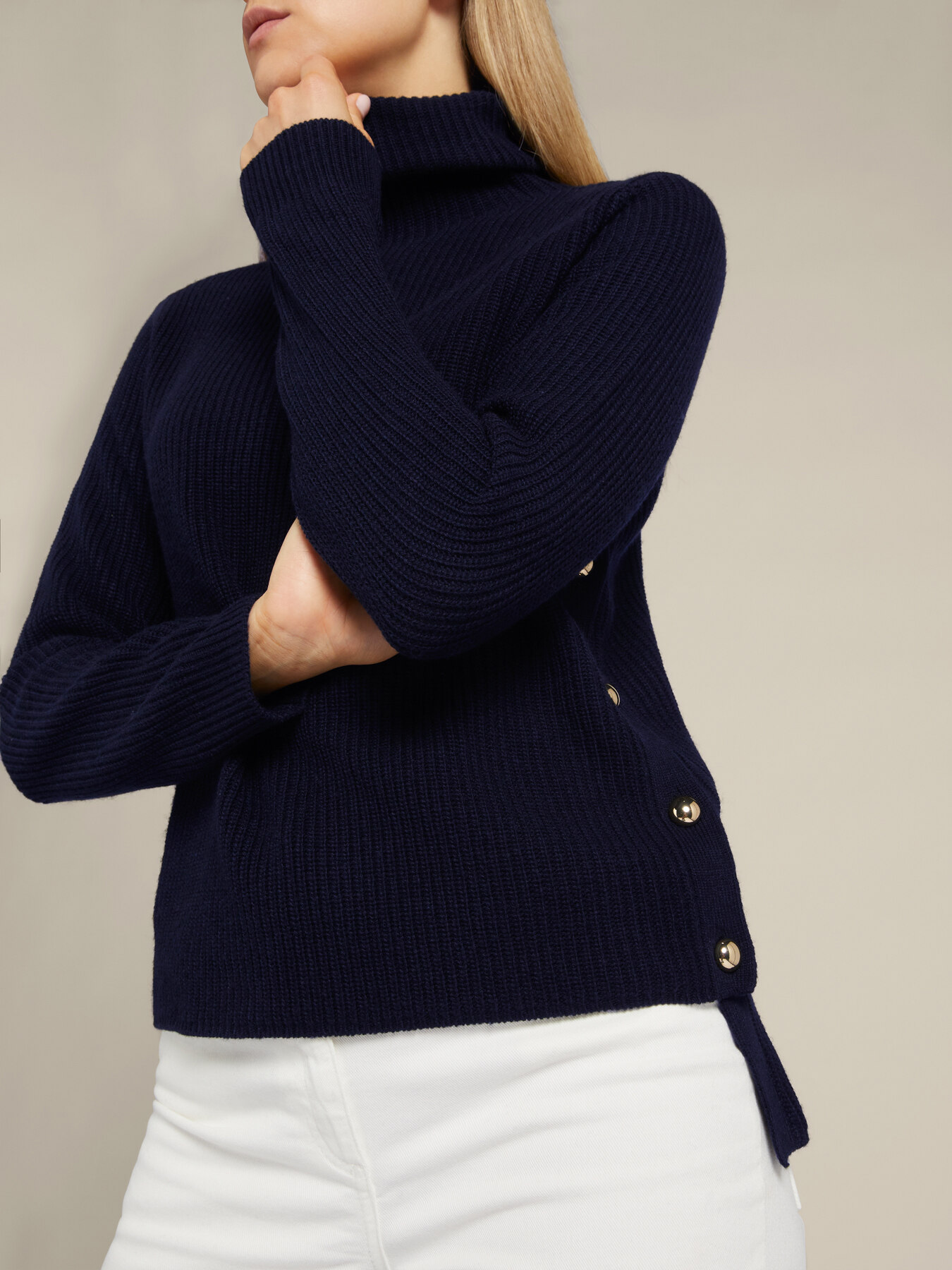Pull à col roulé avec boutons latéraux image number 3