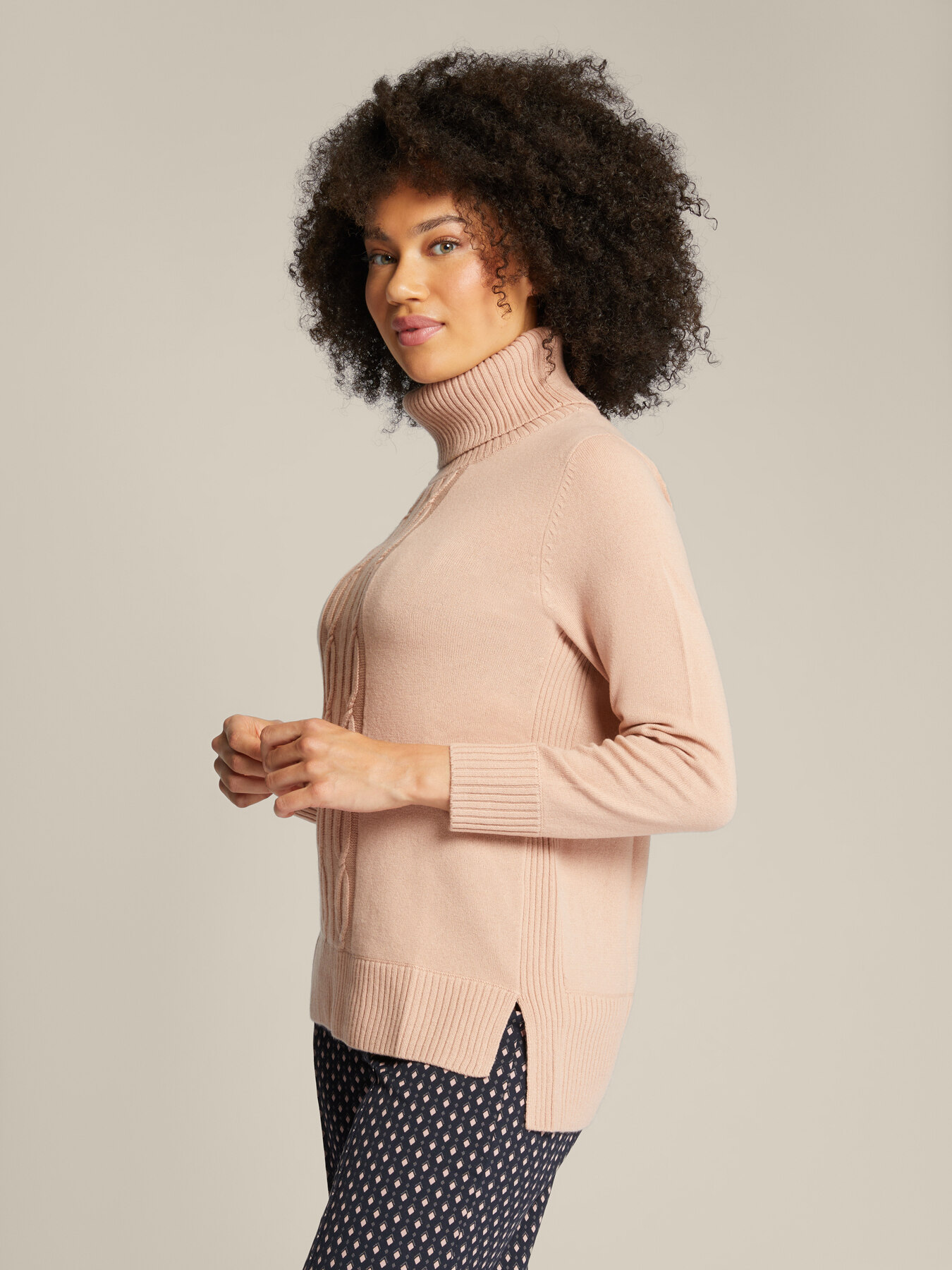 Pull avec torsade devant en laine durable image number 1