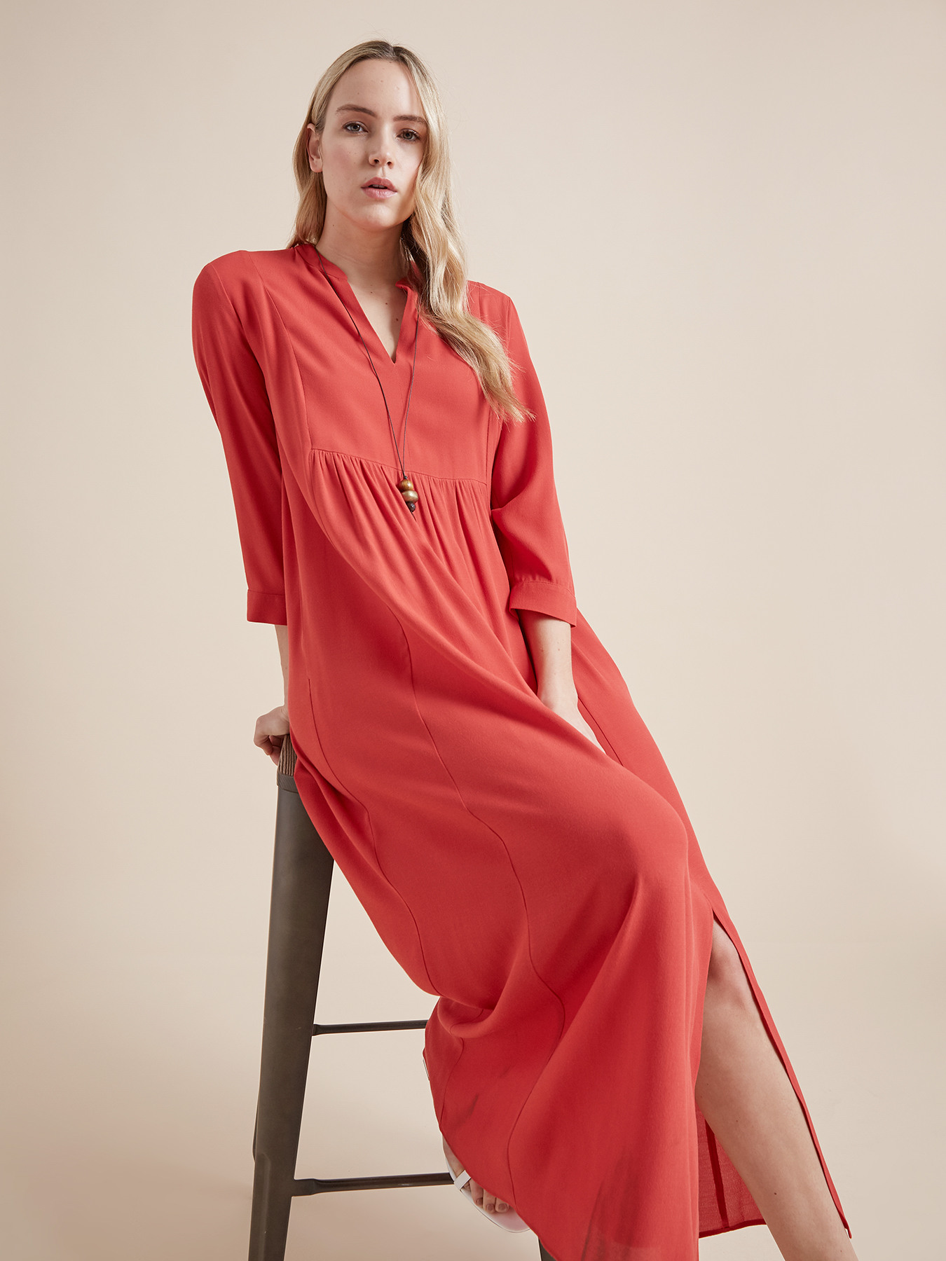 Vestido longo com colar image number 0