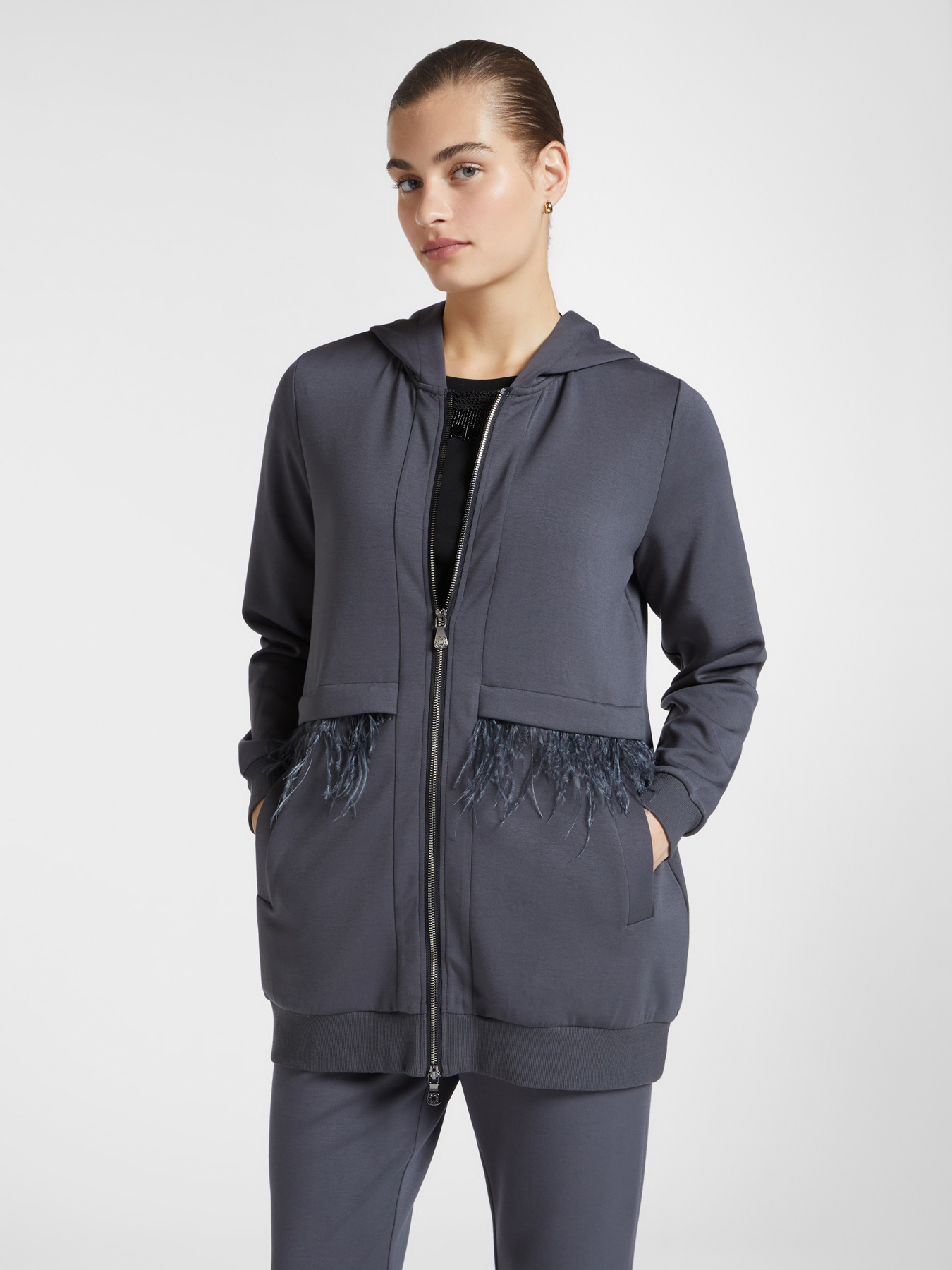 Sudadera sporty chic con plumas image number 0