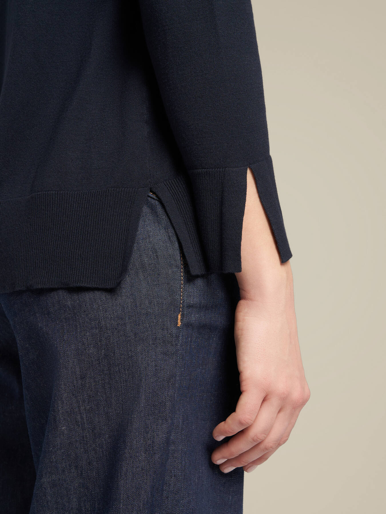 Malha de viscose com decote em V image number 2