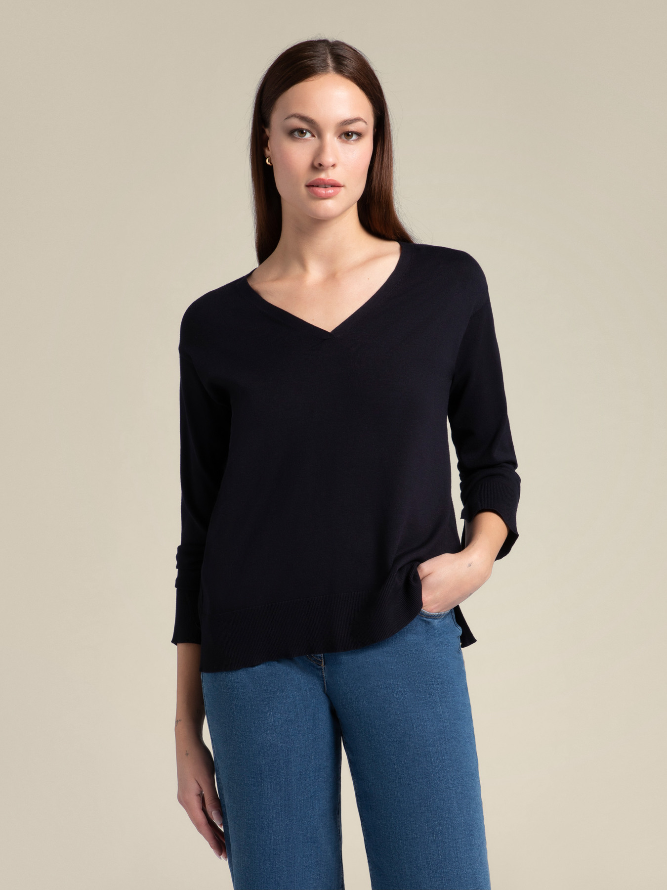 Malha de viscose com decote em V image number 0