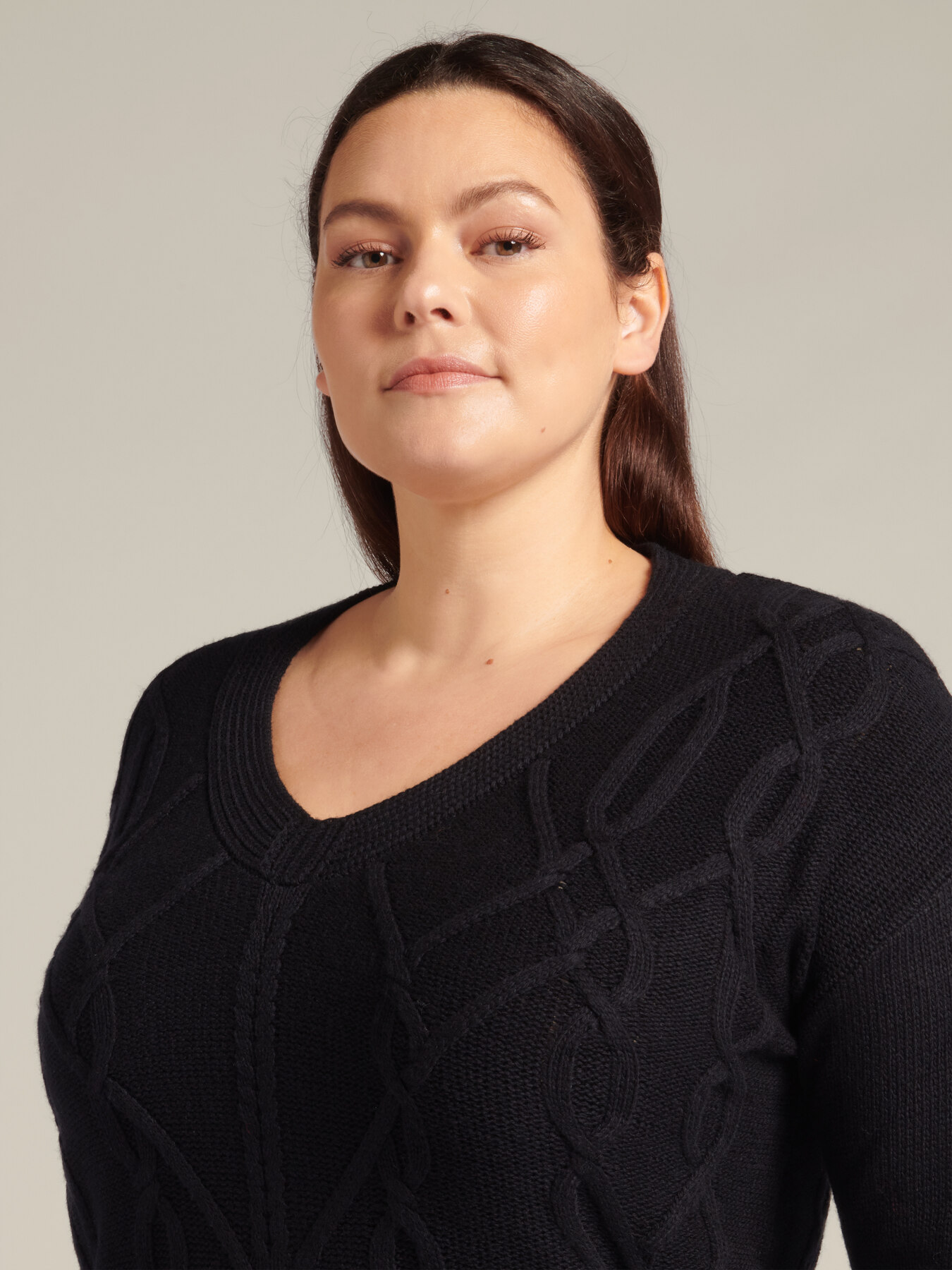 Jersey con cuello de pico, con mezcla de cachemir image number 6