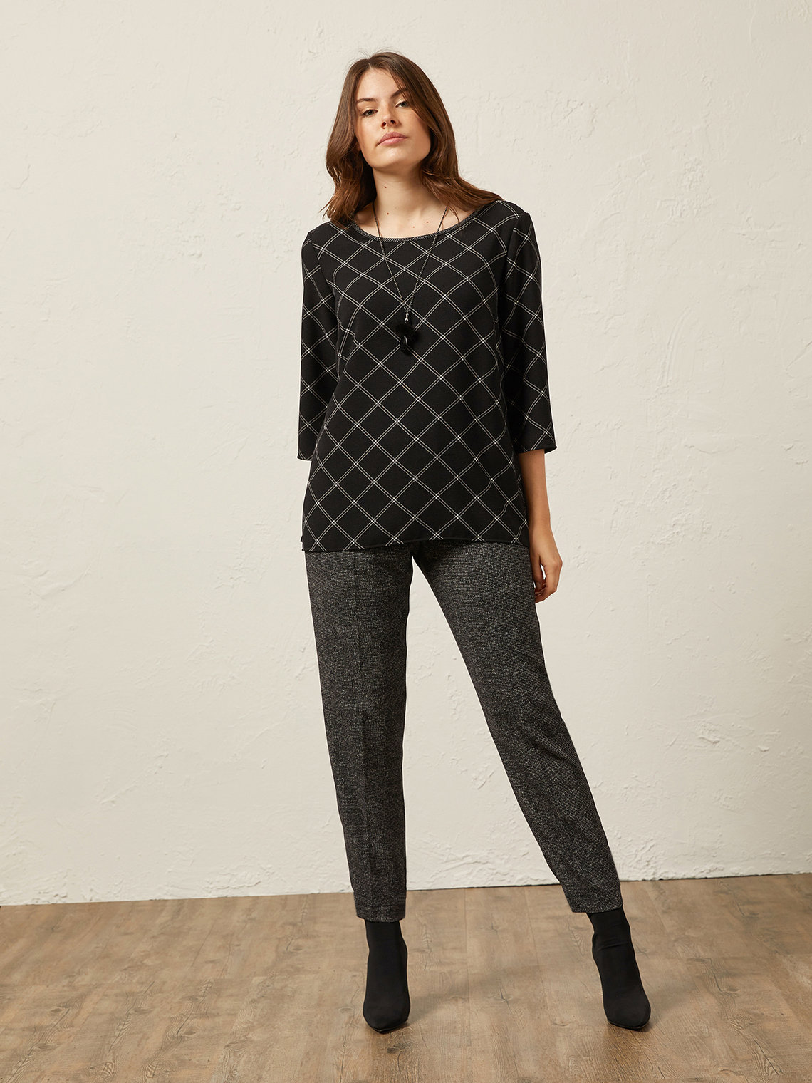 Elenamiro: Chequered blouse with necklace_5