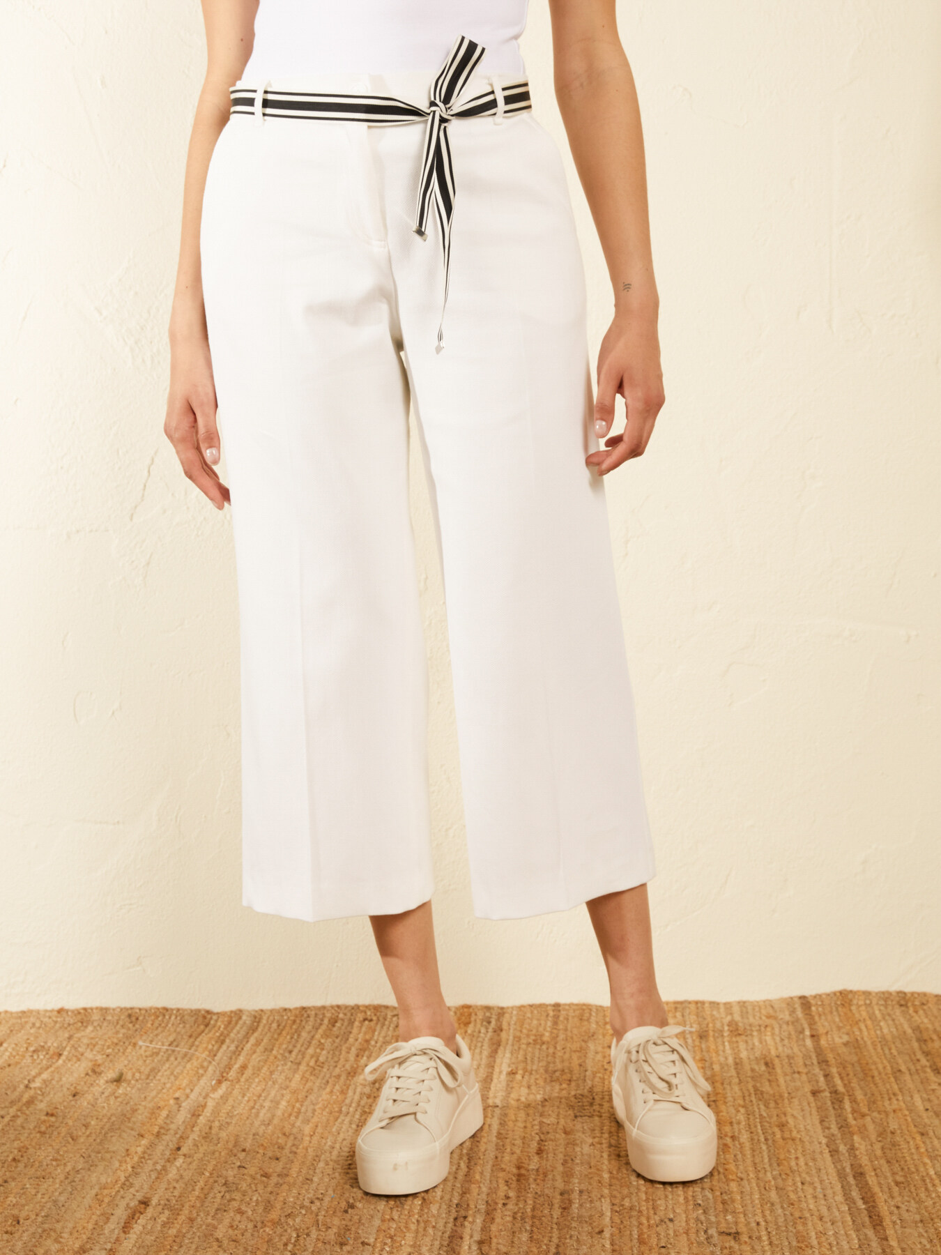 Cropped piqu&eacute; trousers image number 3