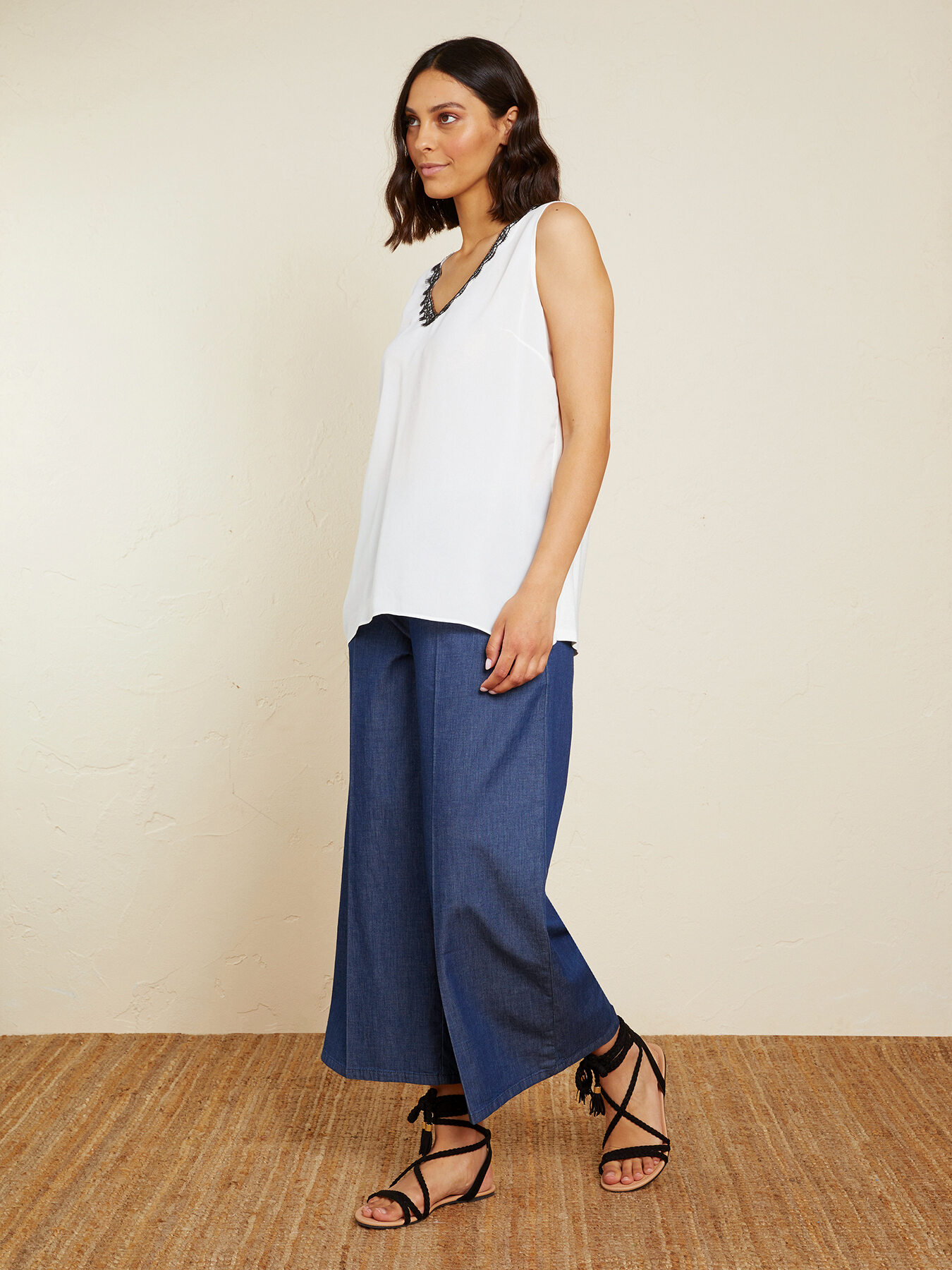 Top con encaje negro image number 2