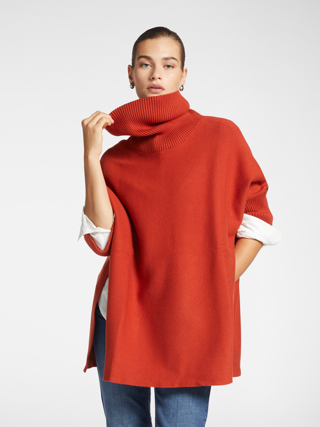 Cape longue en tricot image number 0