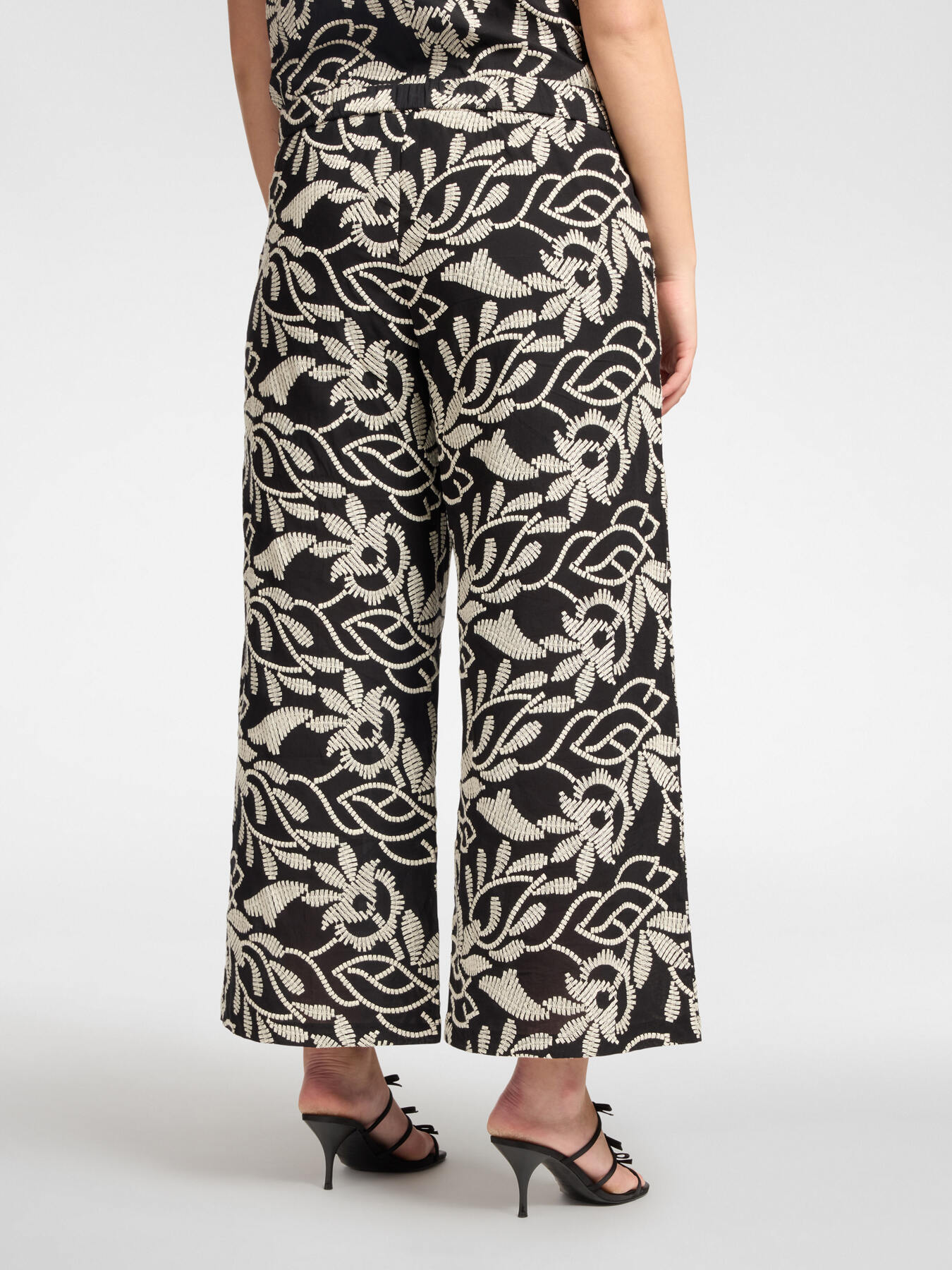 Bestickte Hose aus Voile image number 1