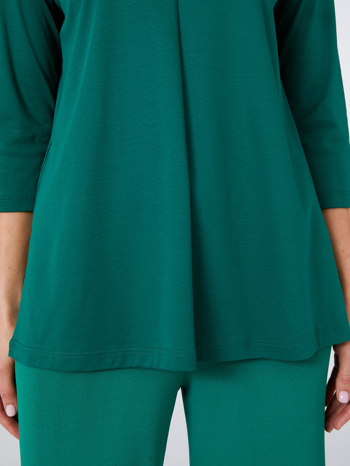 T-SHIRT COM DECOTE EM V INTERLOOK image number 2