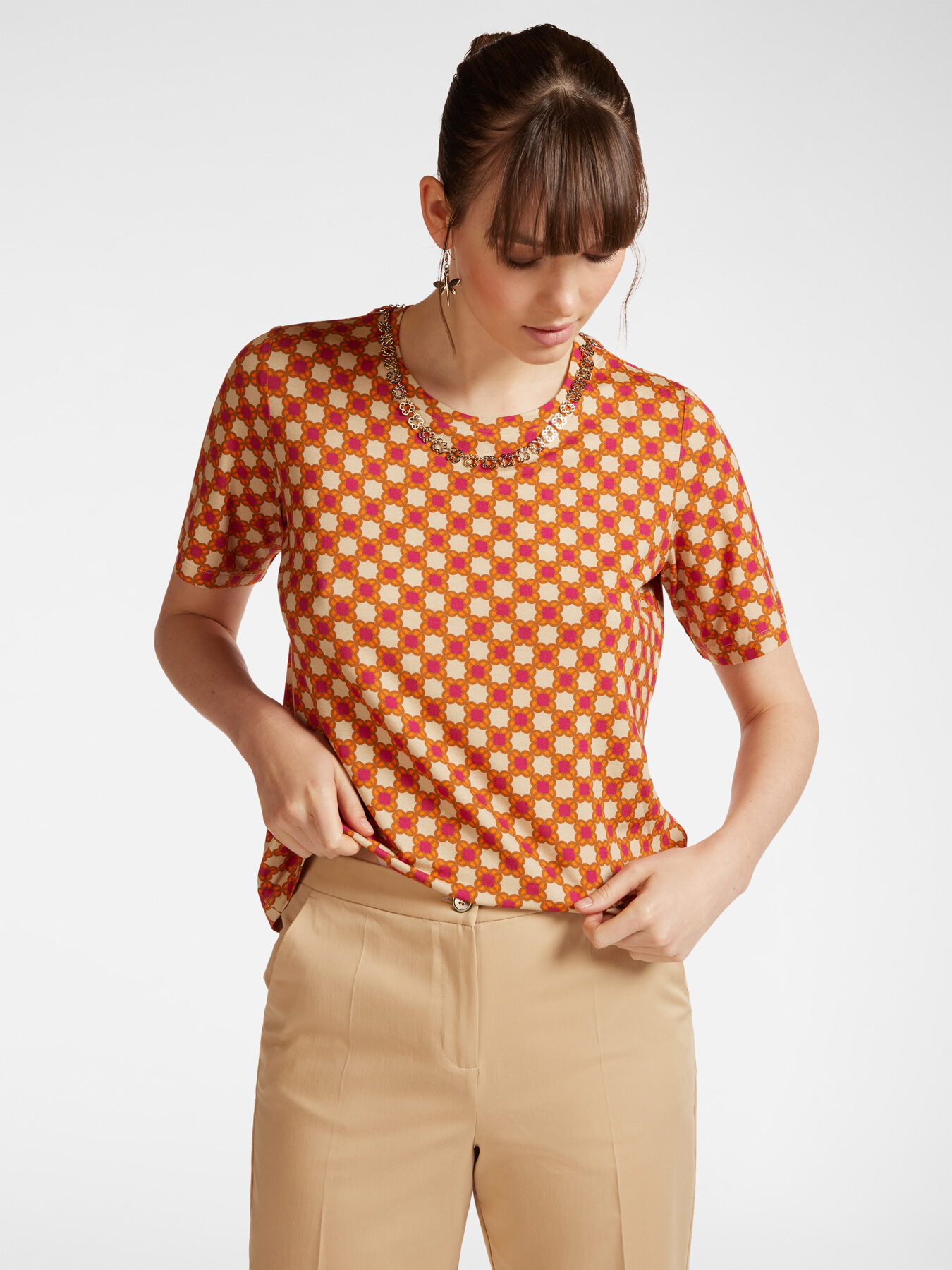 Printed T-shirt with necklace image number 0