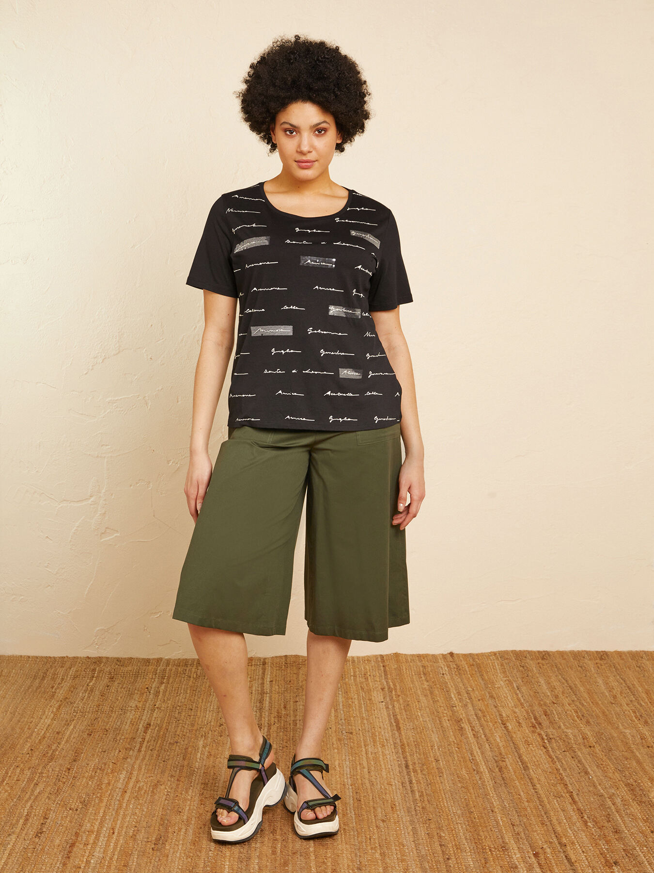 Camiseta con bordados image number 0