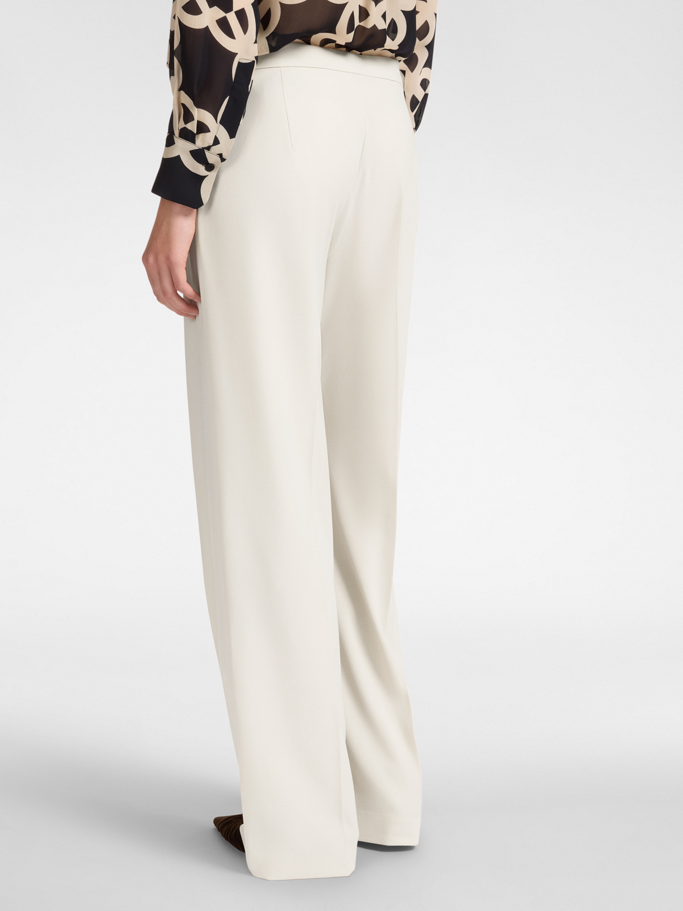 Stretch crepe fabric trousers
