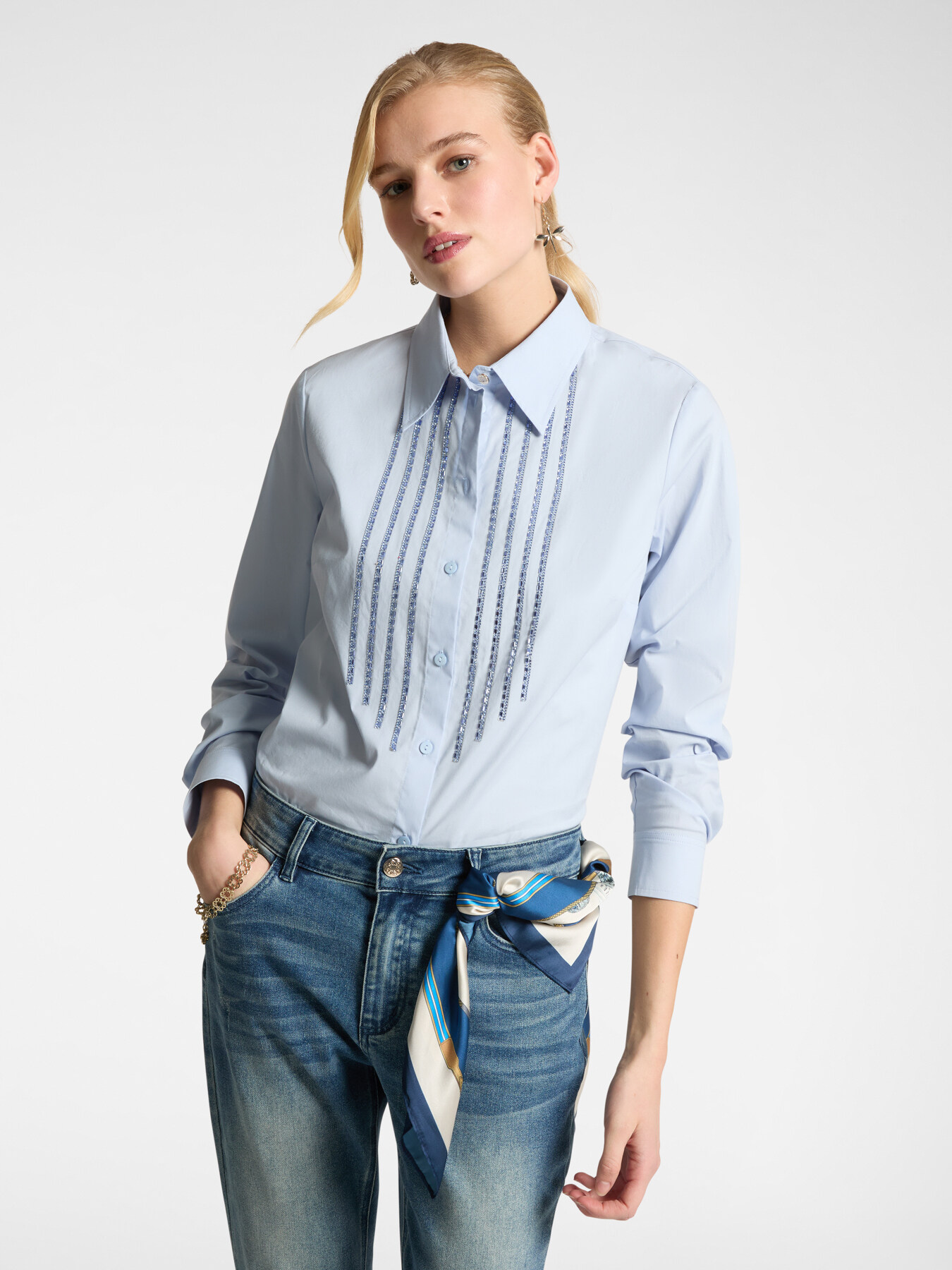 Camisa con aplicaciones por delante image number 0