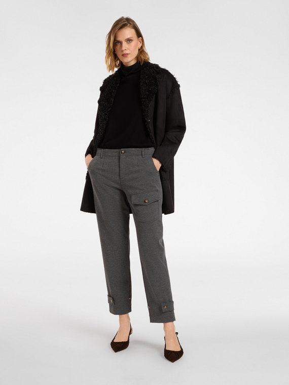 Pantal&oacute;n con bolsillo y tirantes en la parte inferior.