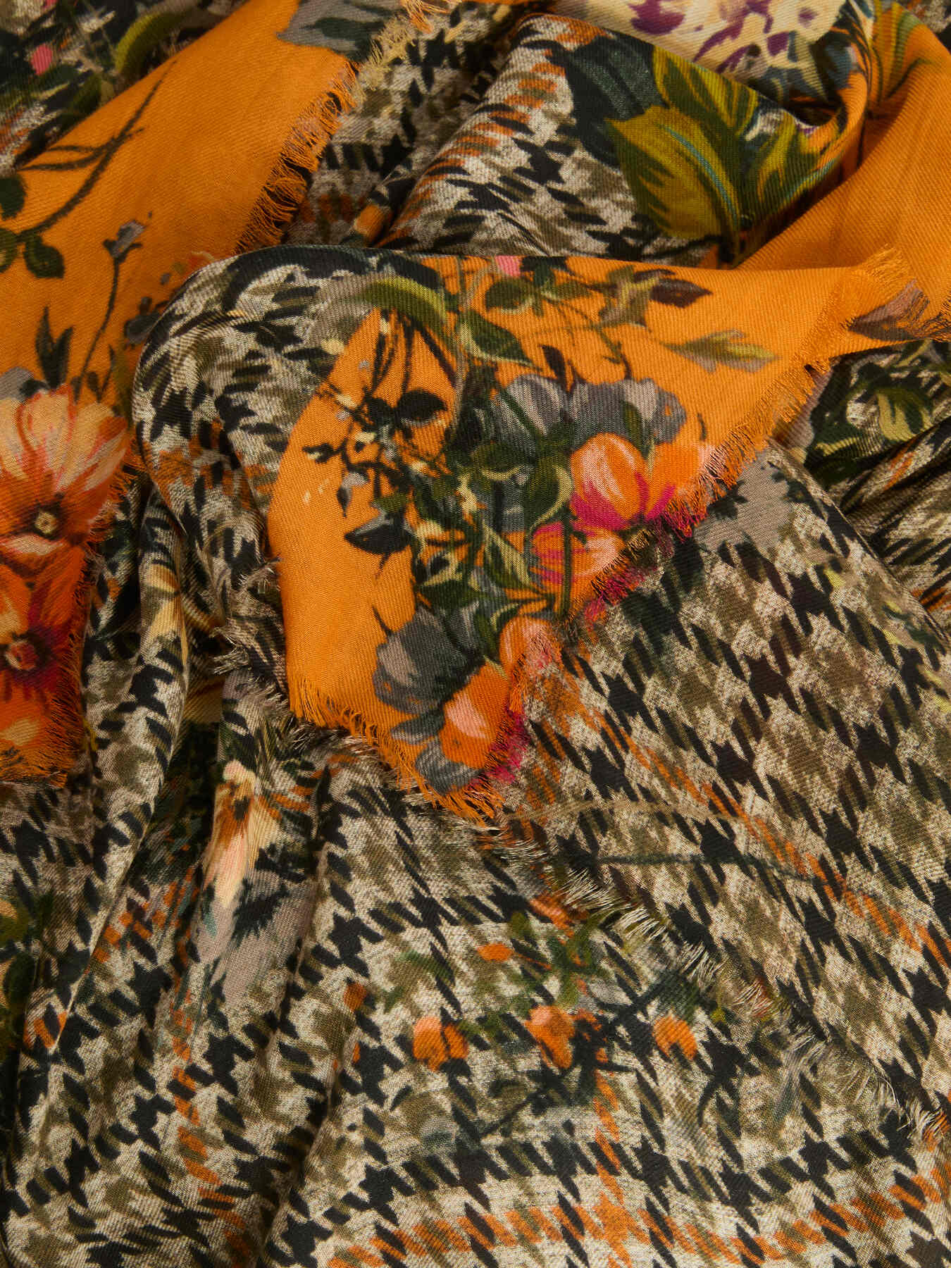 Bufanda estampada image number 1