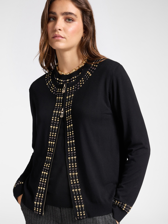 Strickjacke mit Nieten