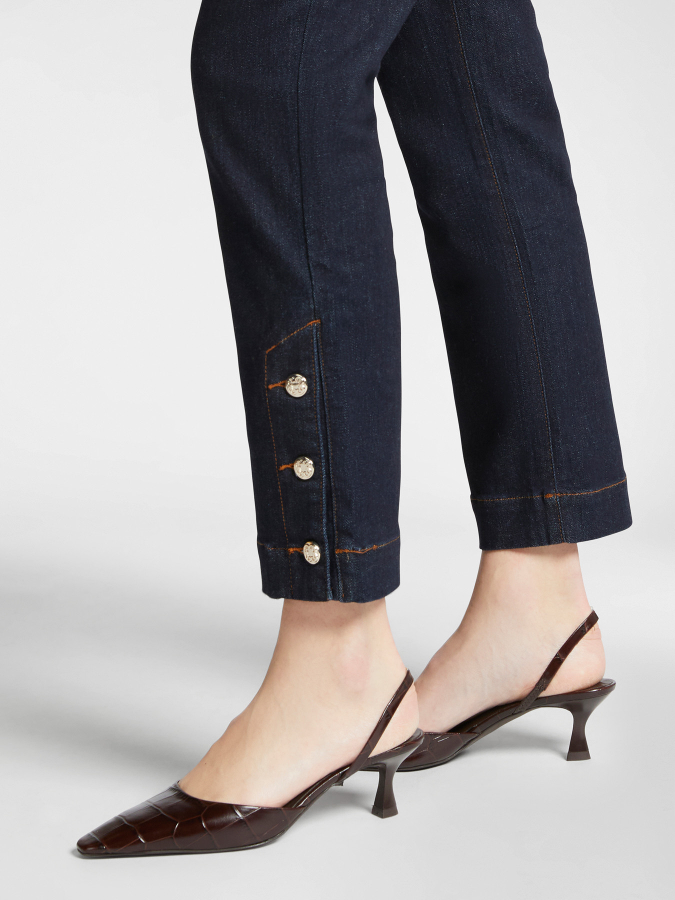 Regular Jeans mit Knöpfen unten image number 3