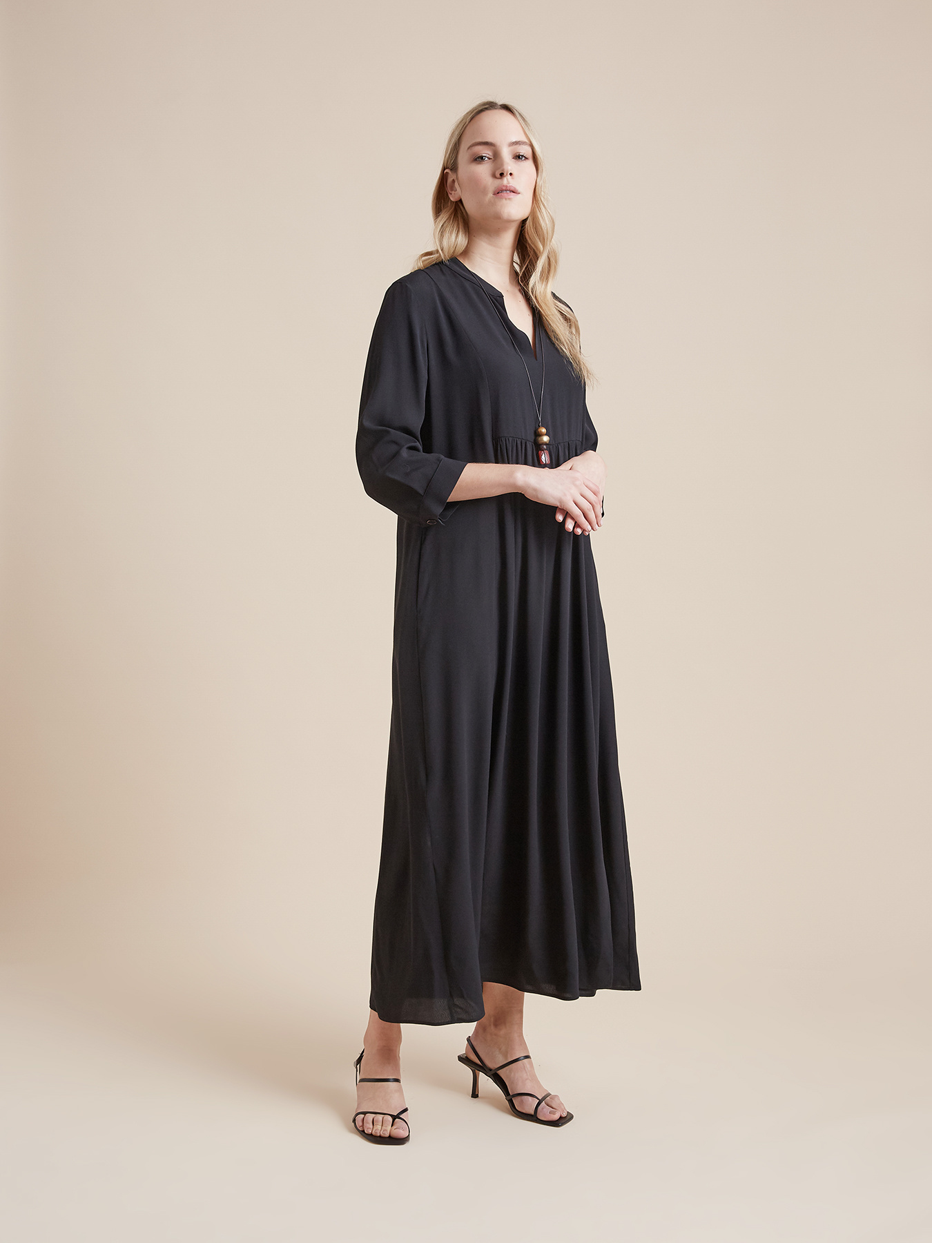 Robe longue avec collier image number 0