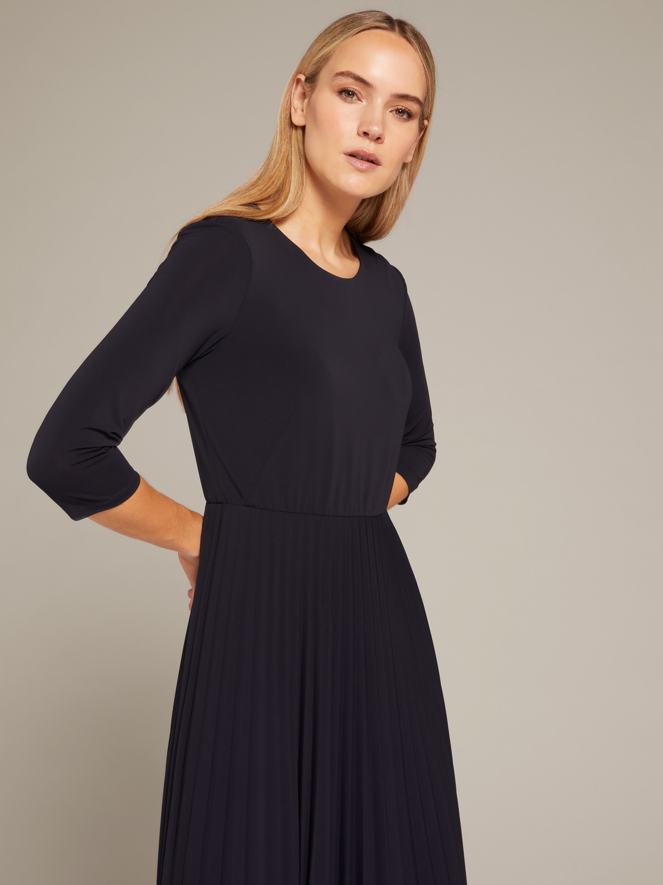 Vestido plisado en tejido de punto image number 3