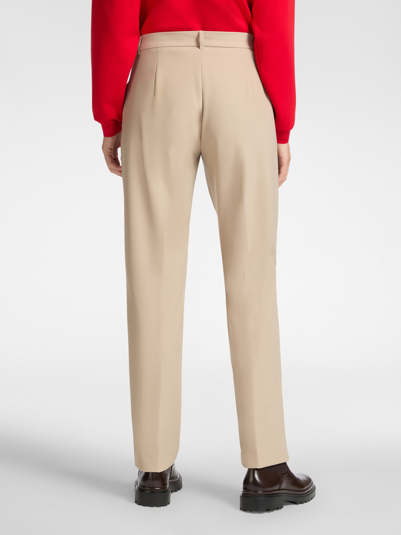 Pantalones chinos en tejido t&eacute;cnico image number 1