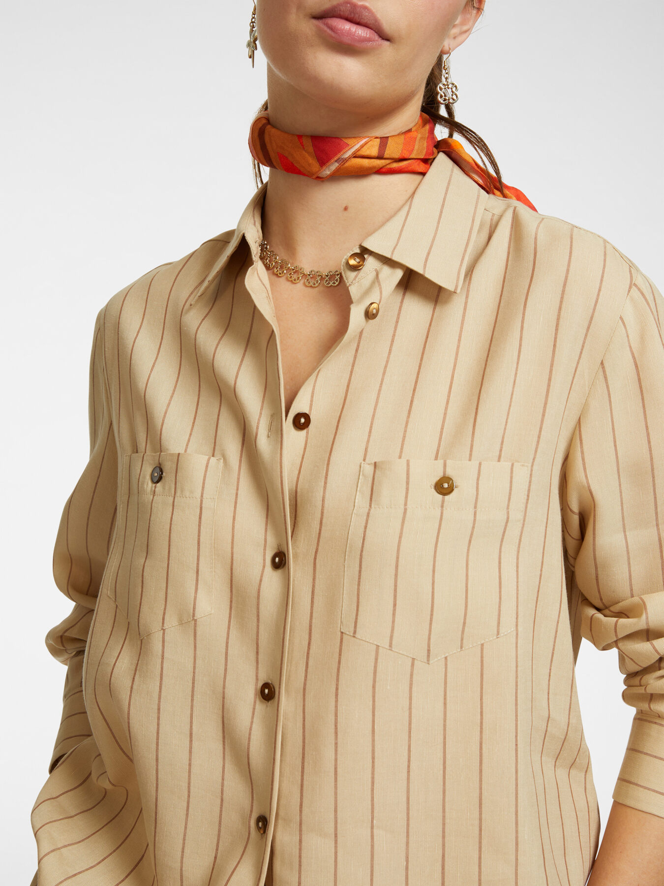 Camisa &agrave;s riscas com bolsos image number 3