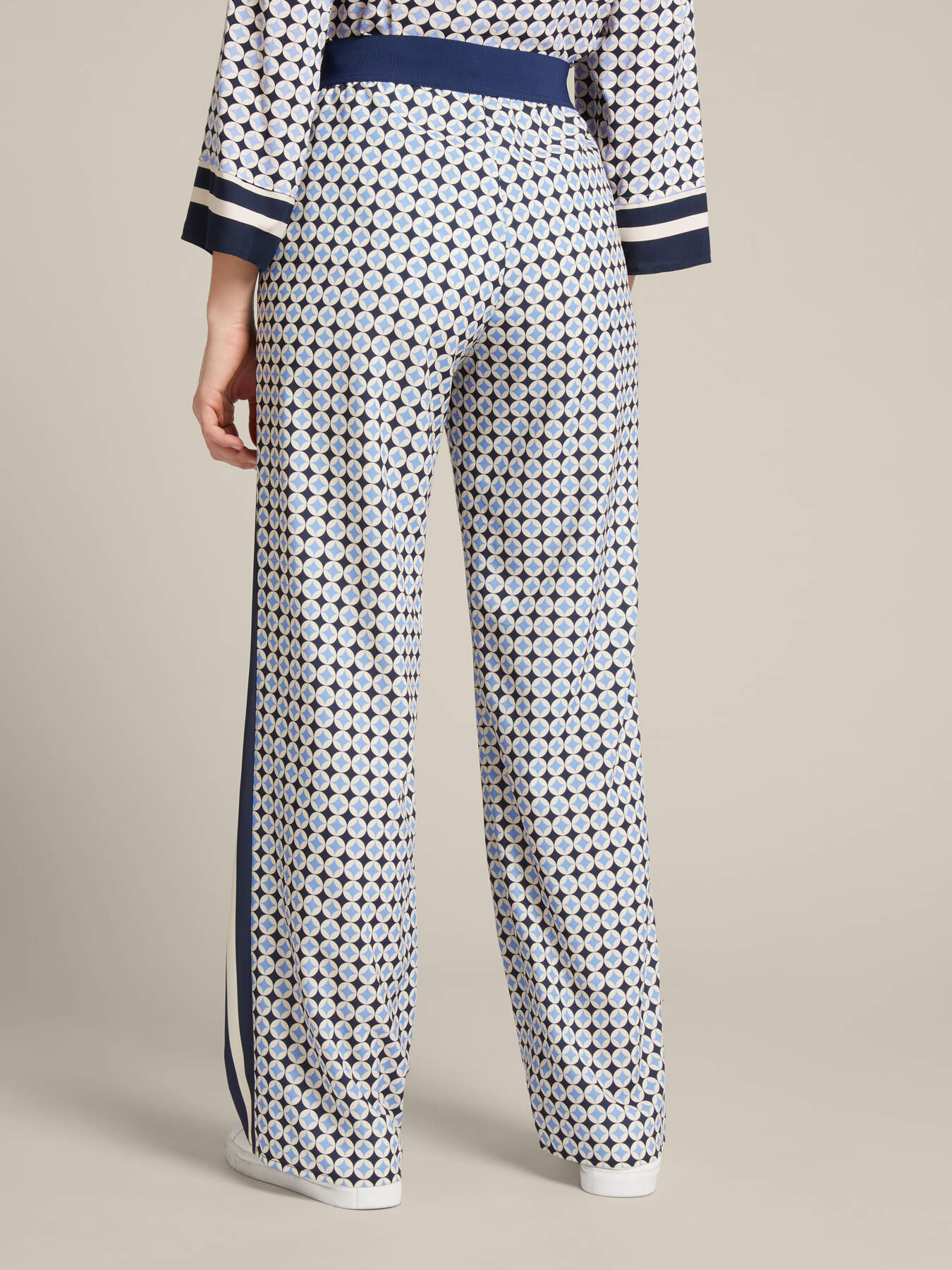 Gerade geschnittene bedruckte Hose image number 1