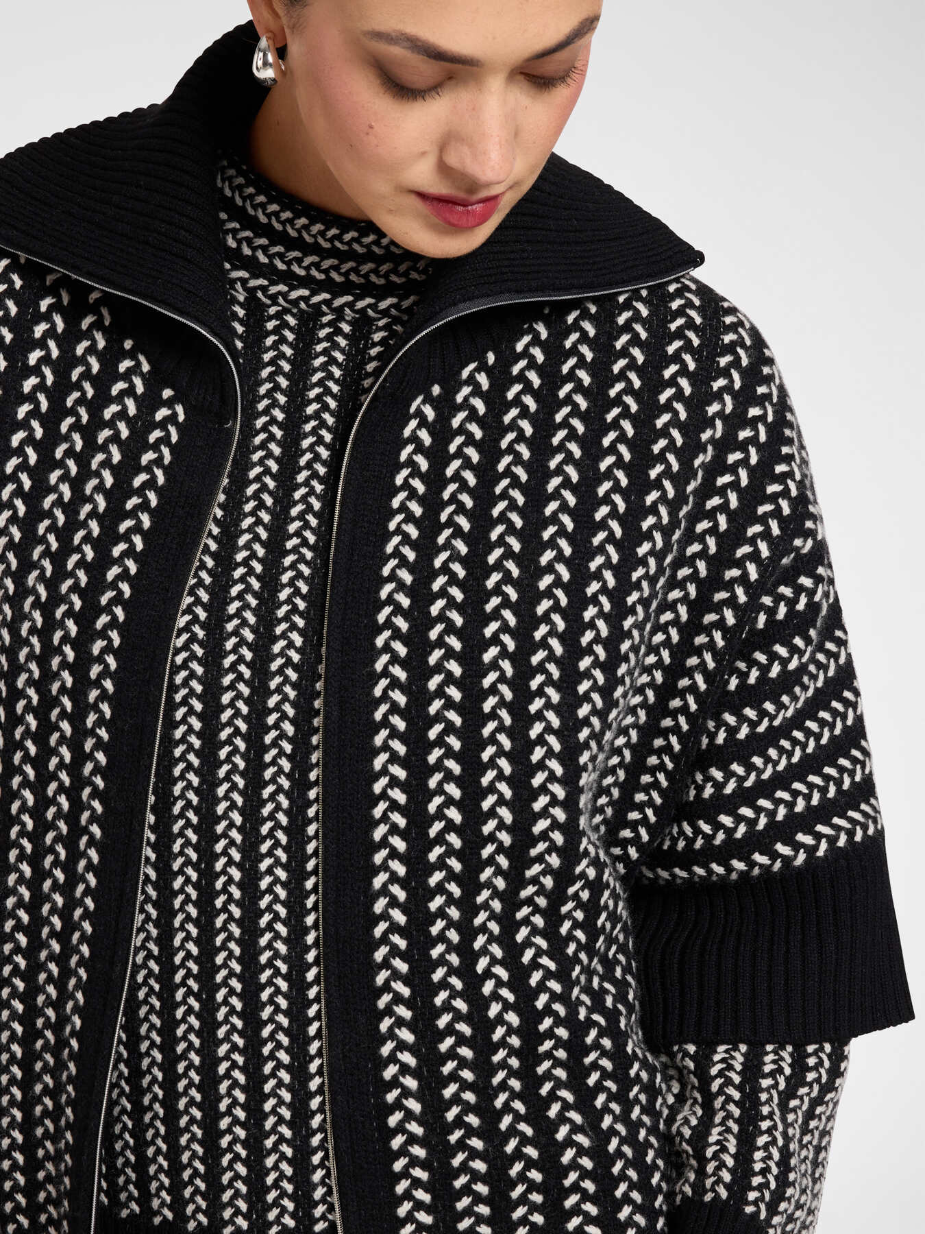Cardigan a trecce con zip image number 3
