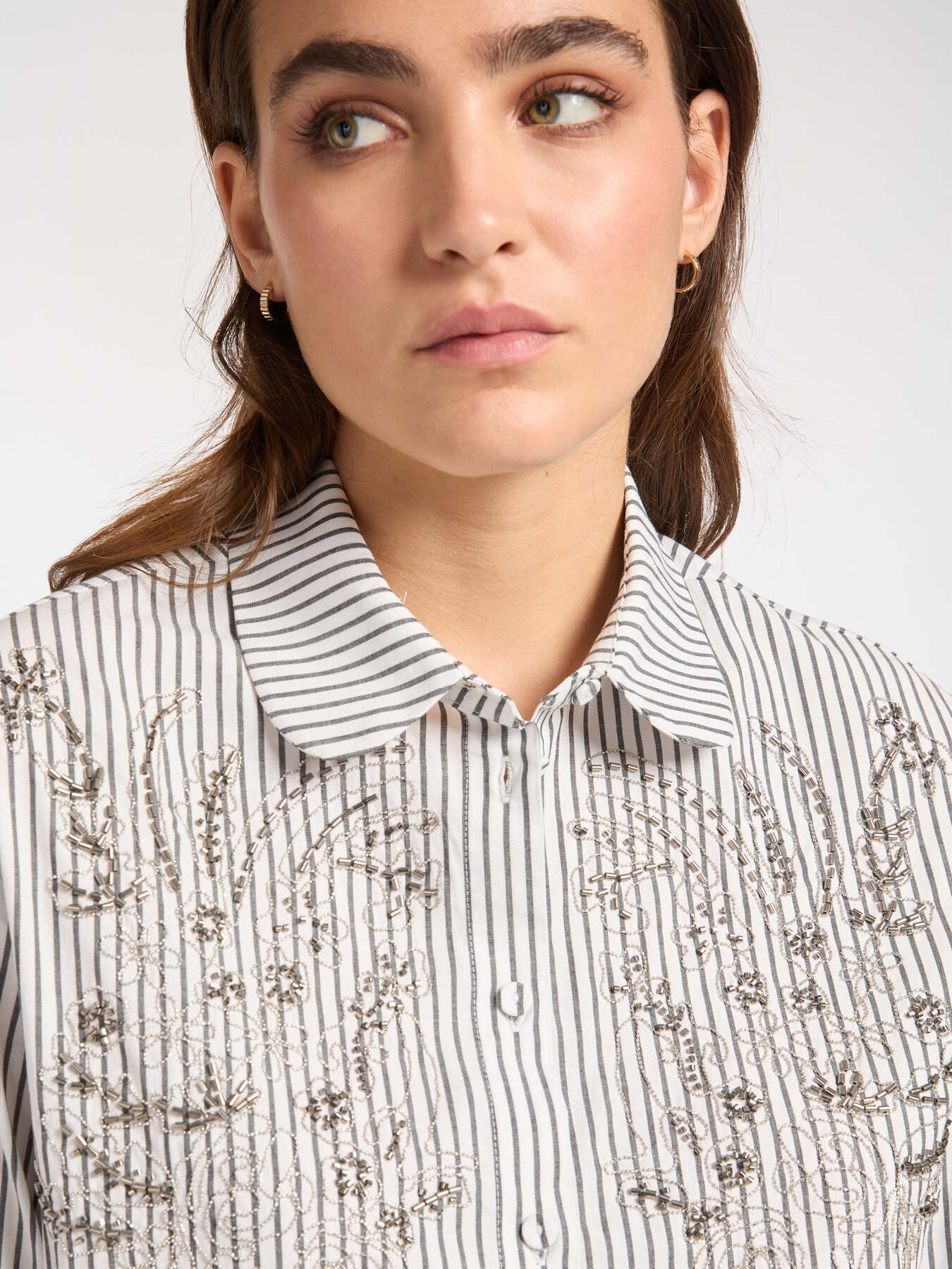 Chemise ray&eacute;e avec broderie &agrave; la main image number 3