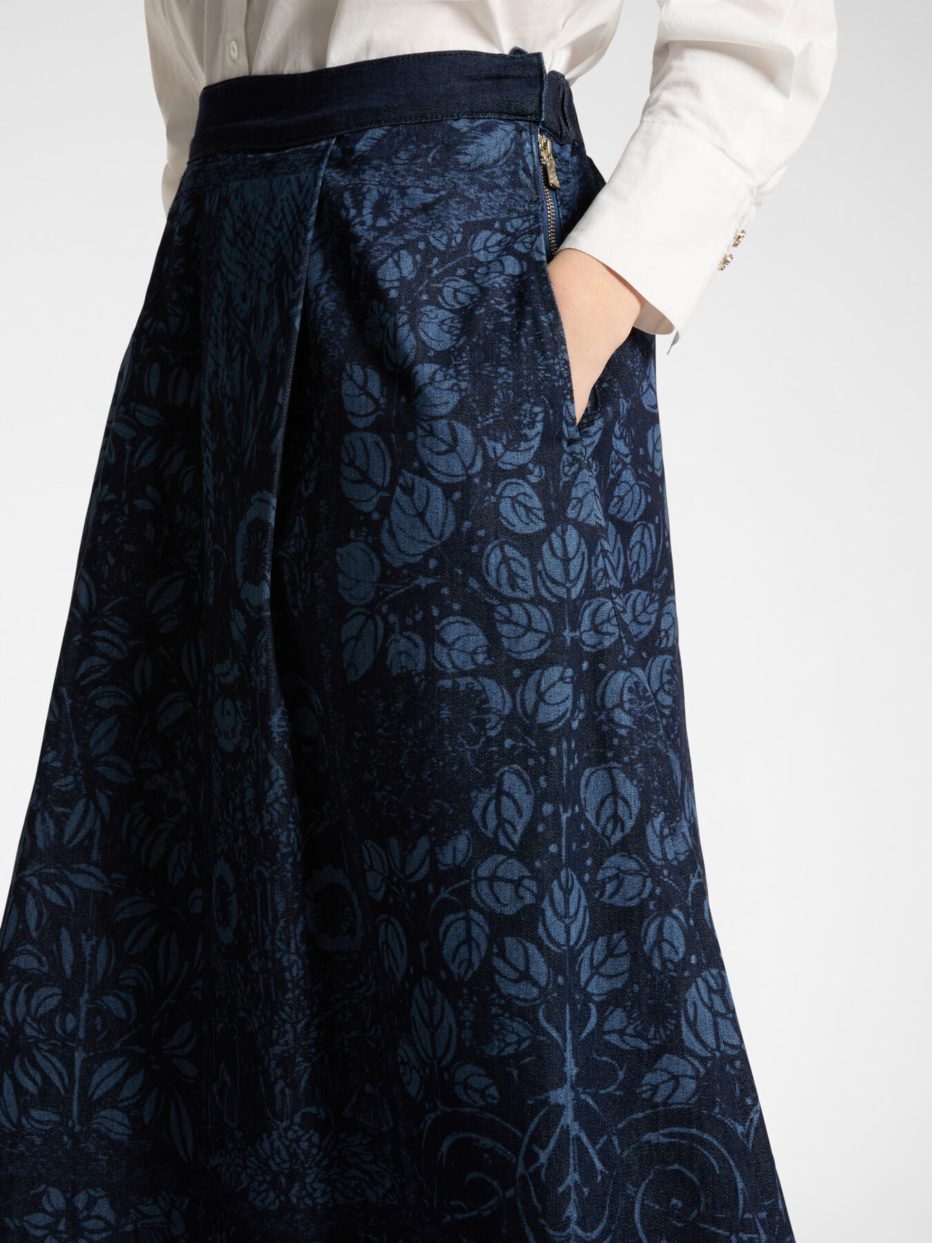 Jupe mi-longue en denim d&eacute;coup&eacute; au laser image number 3