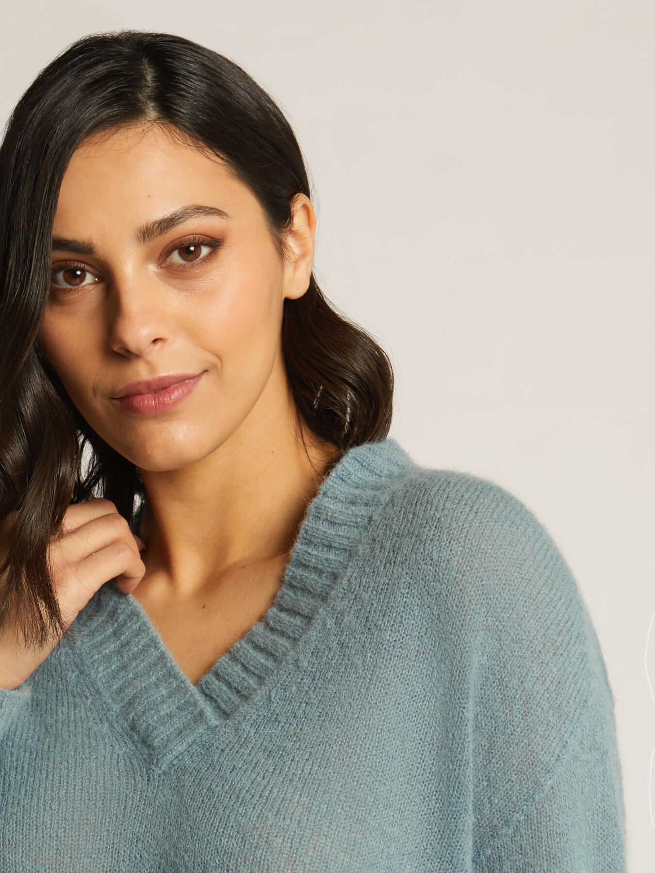 JERSEY ESCOTE DE PICO CON ABERTURAS DE ALPACA PERCHADA image number 3