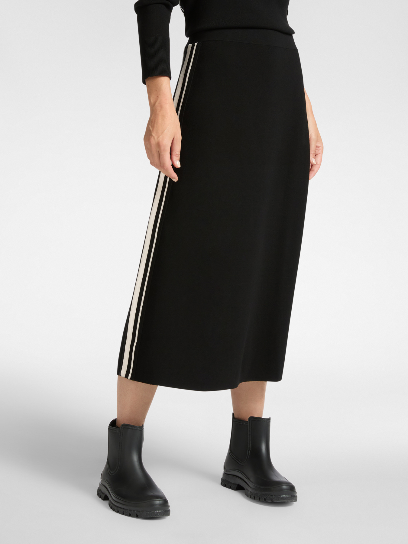 Knitted skirt with side stripe image number 2