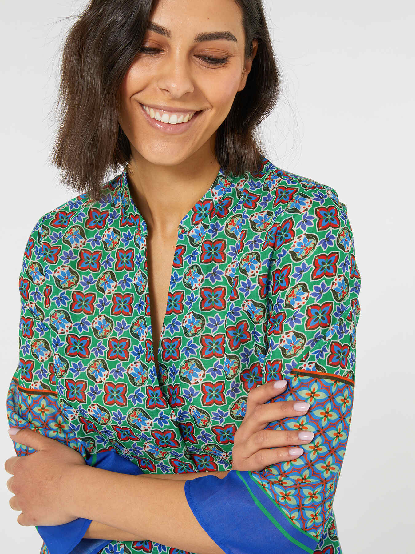 Camisa estampada de tonos azules image number 3