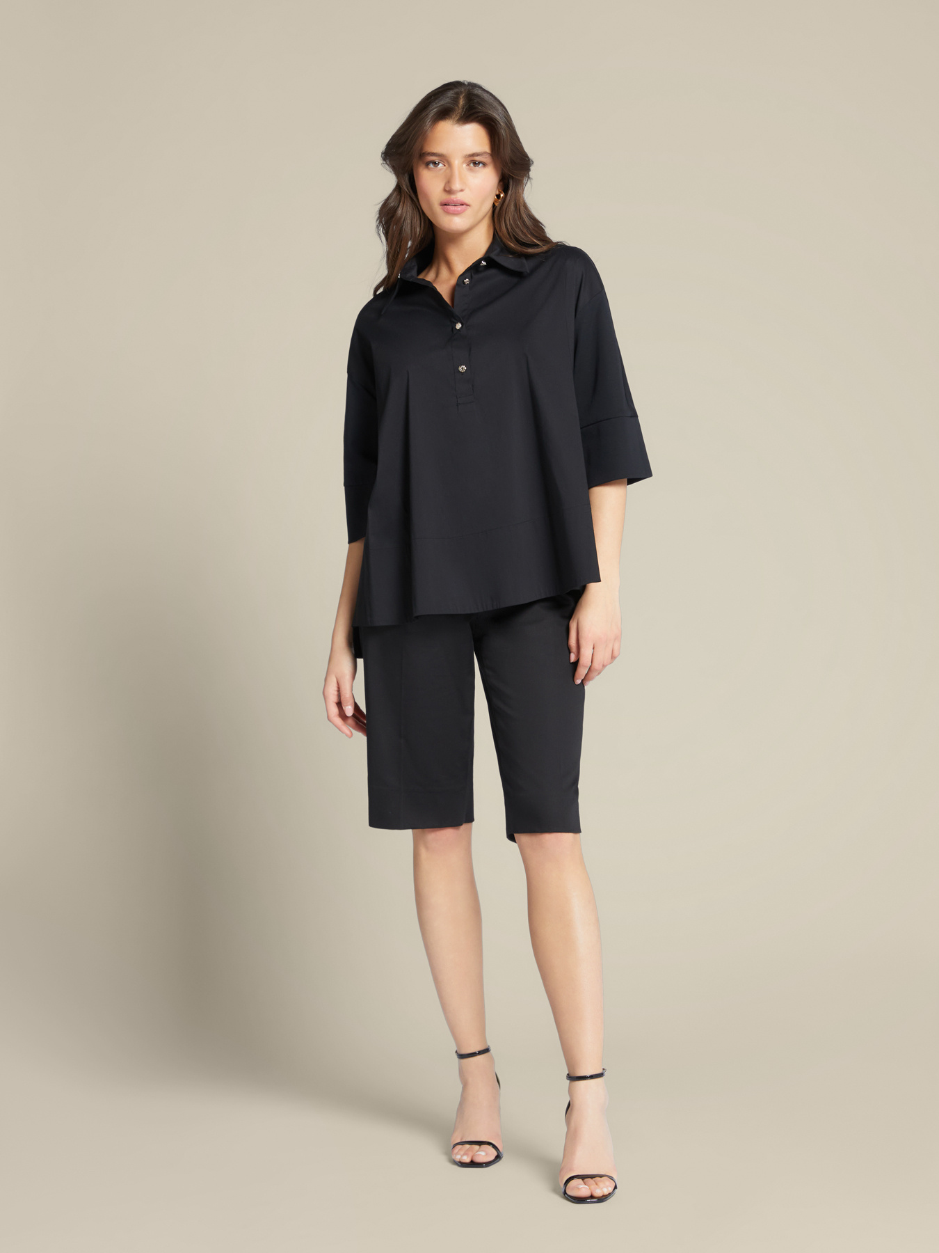 T-shirt with collar and buttons image number 2