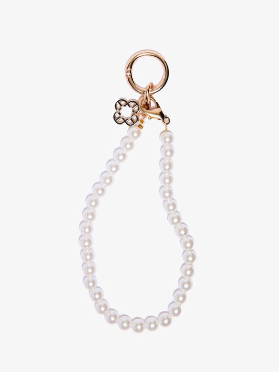 Chaveiro com p&eacute;rolas e mini monograma