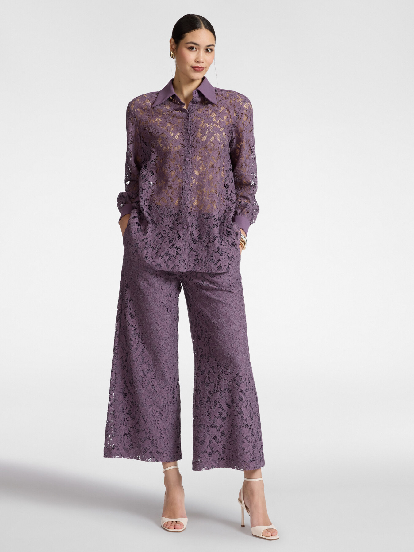 Pantalones cropped de encaje image number 0