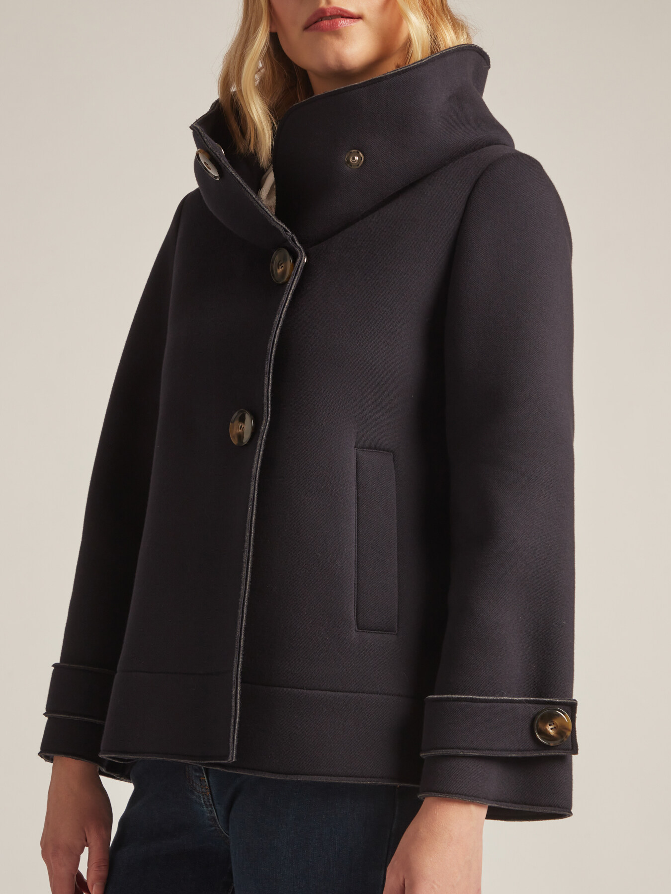 Chaqueta con cuello amplio image number 4