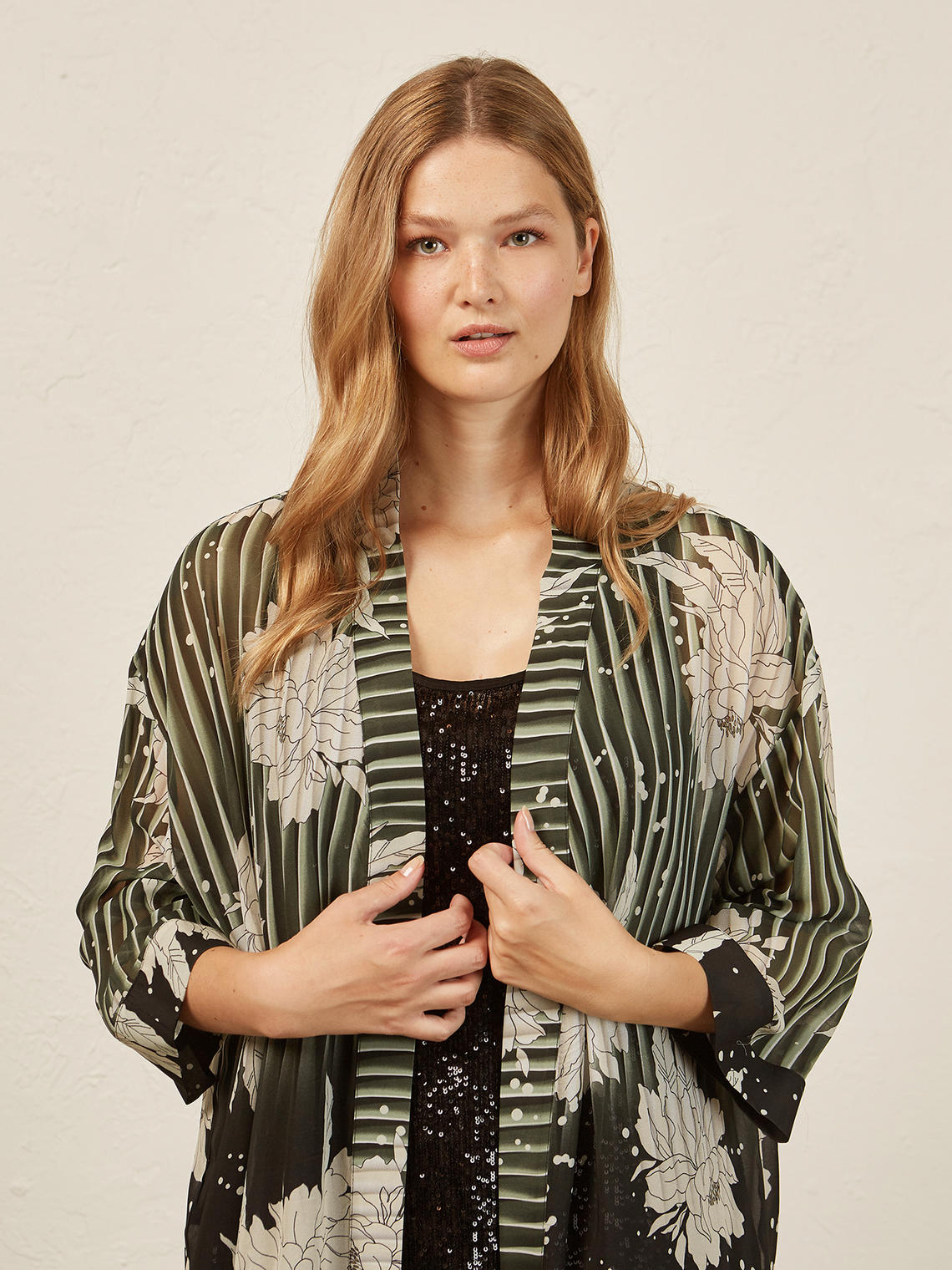 Elenamiro: T&uacute;nica longa aberta em organza estampada_5