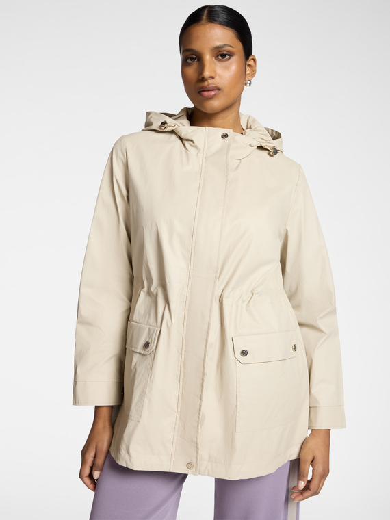 Parka con capas y capucha