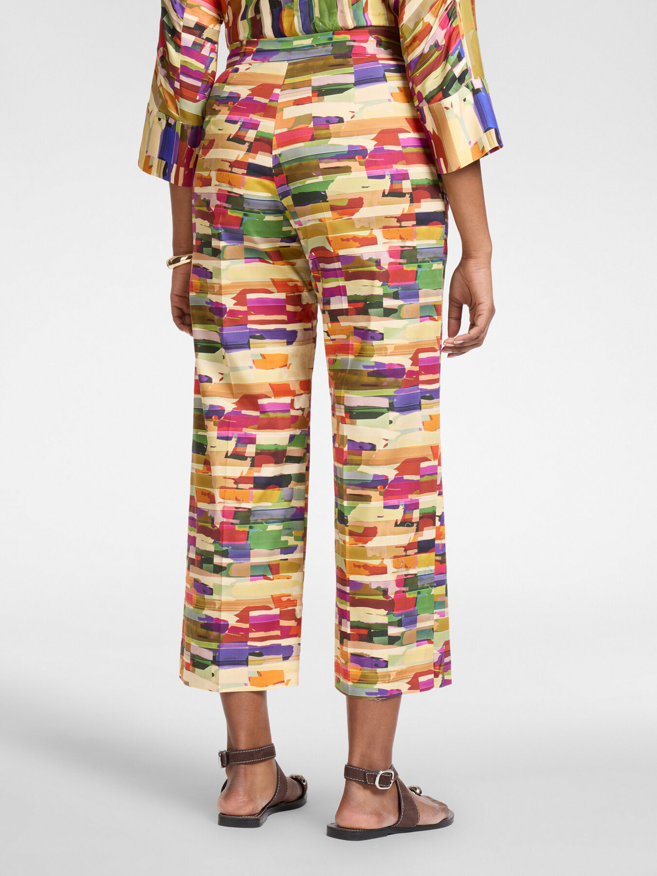 Pantalones cropped estampados image number 1