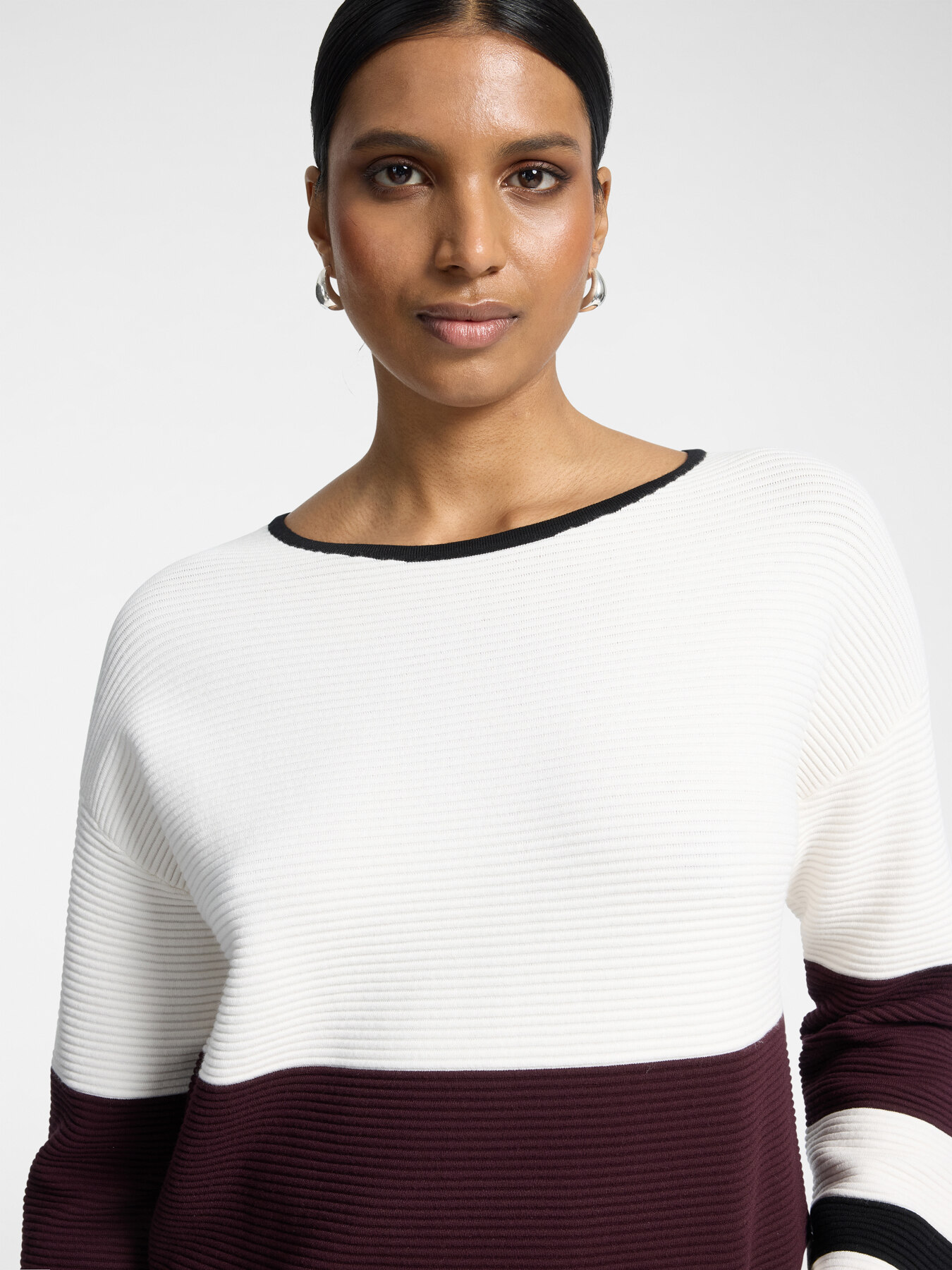 Gestreifter Strickpullover mit asymmetrischem Rollkragen image number 4