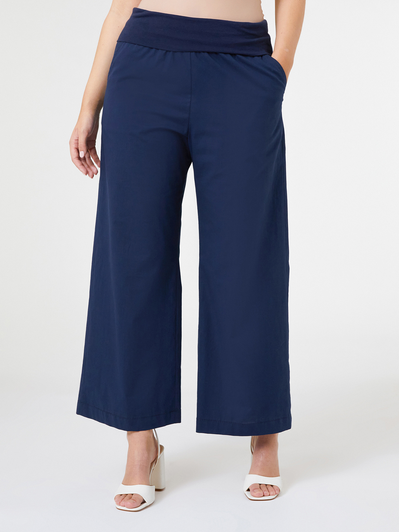 Pantalones cropped con borde en la cintura image number 2