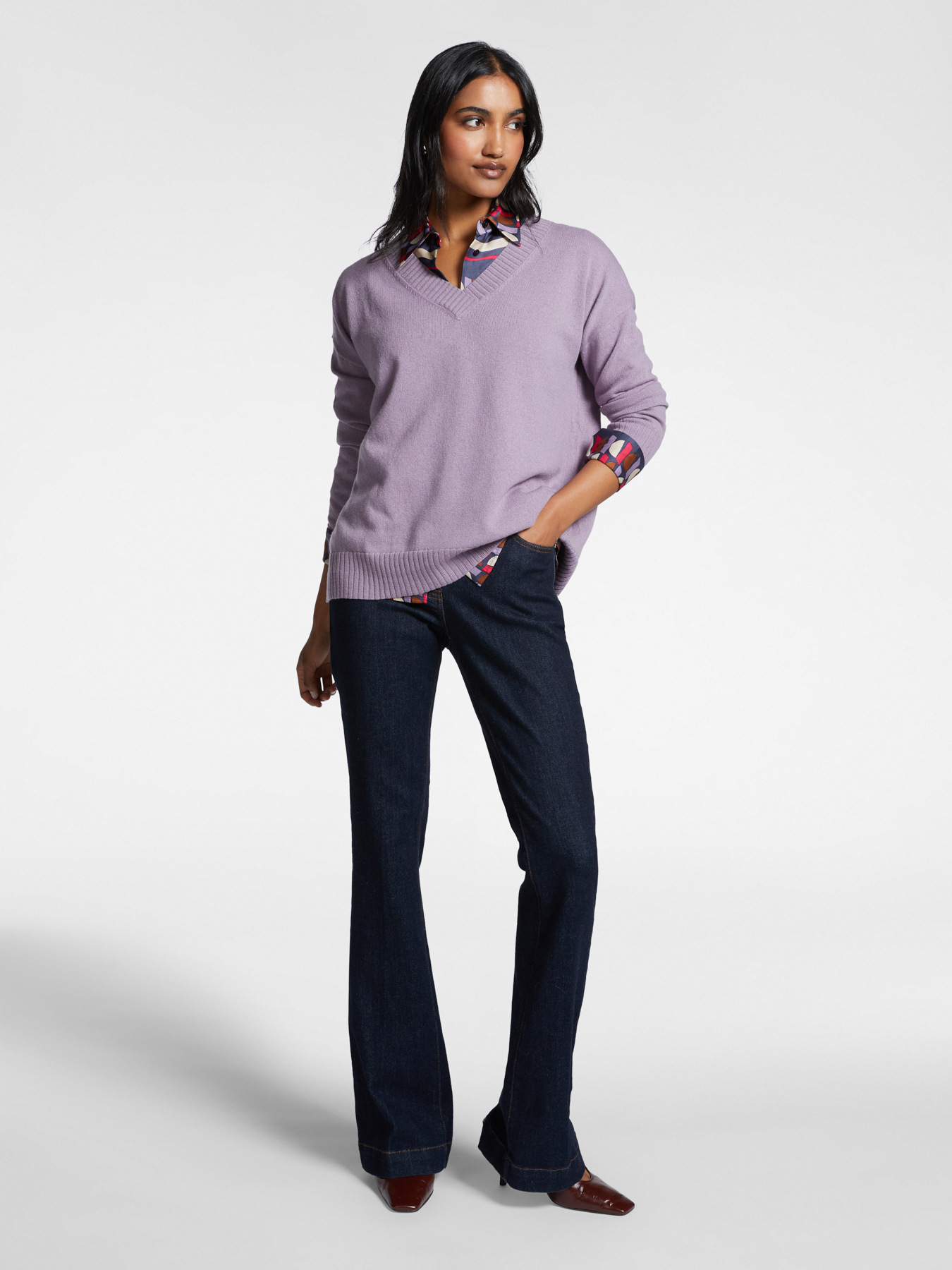 Pull en laine avec col en V image number 2