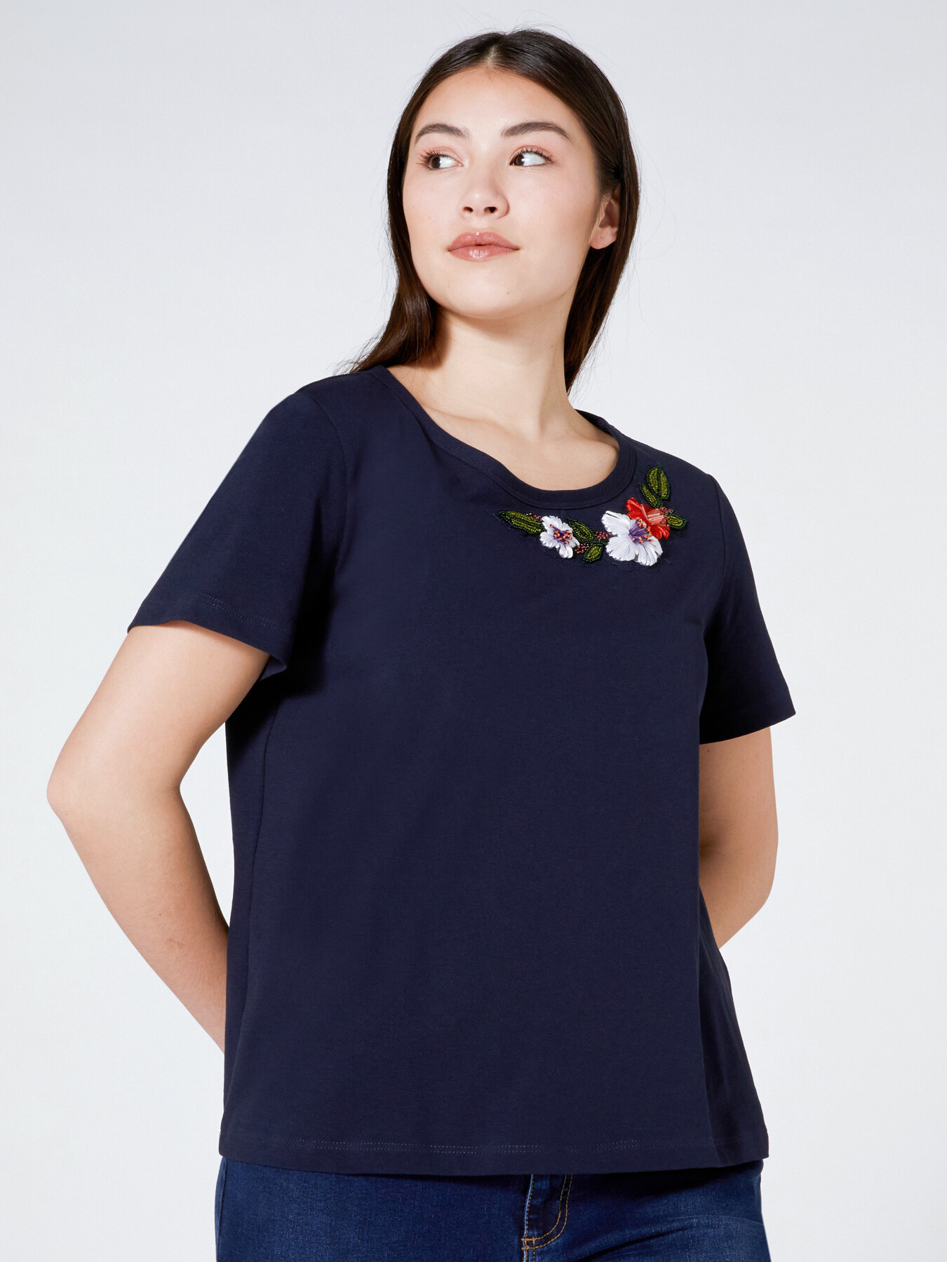 Camiseta con bordado floral de hilo image number 0