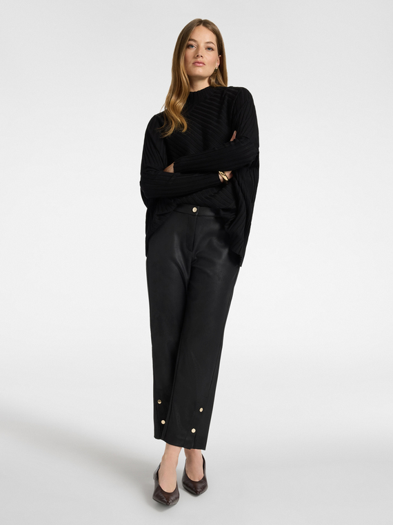 Slim-Hose mit beschichteter Optik