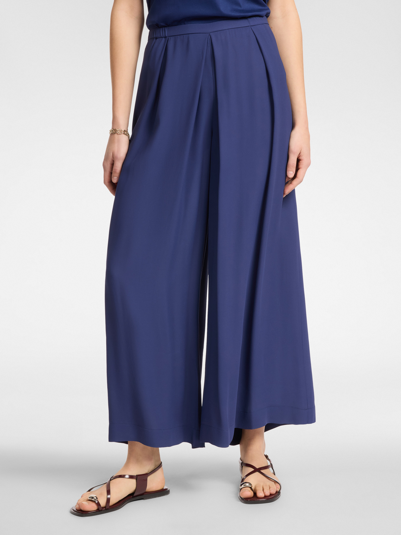 Pantalones anchos con pinzas image number 2