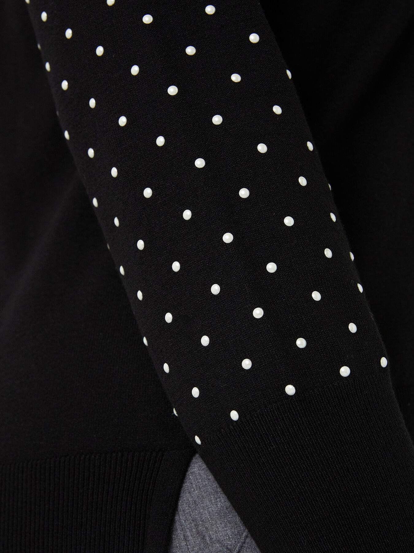 Pull avec applications sur les manches image number 3