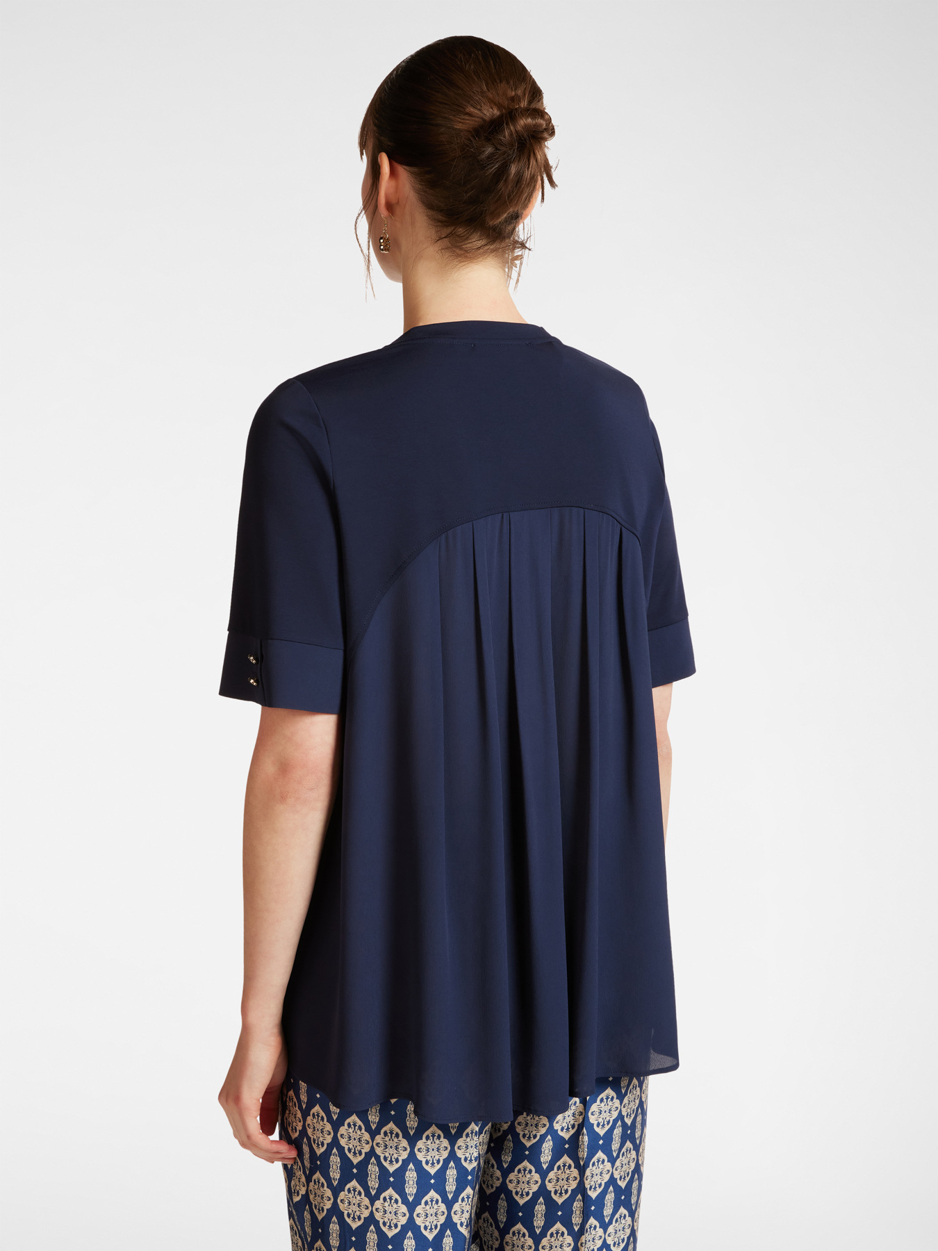 Camiseta con aplicaci&oacute;n en parte trasera image number 1