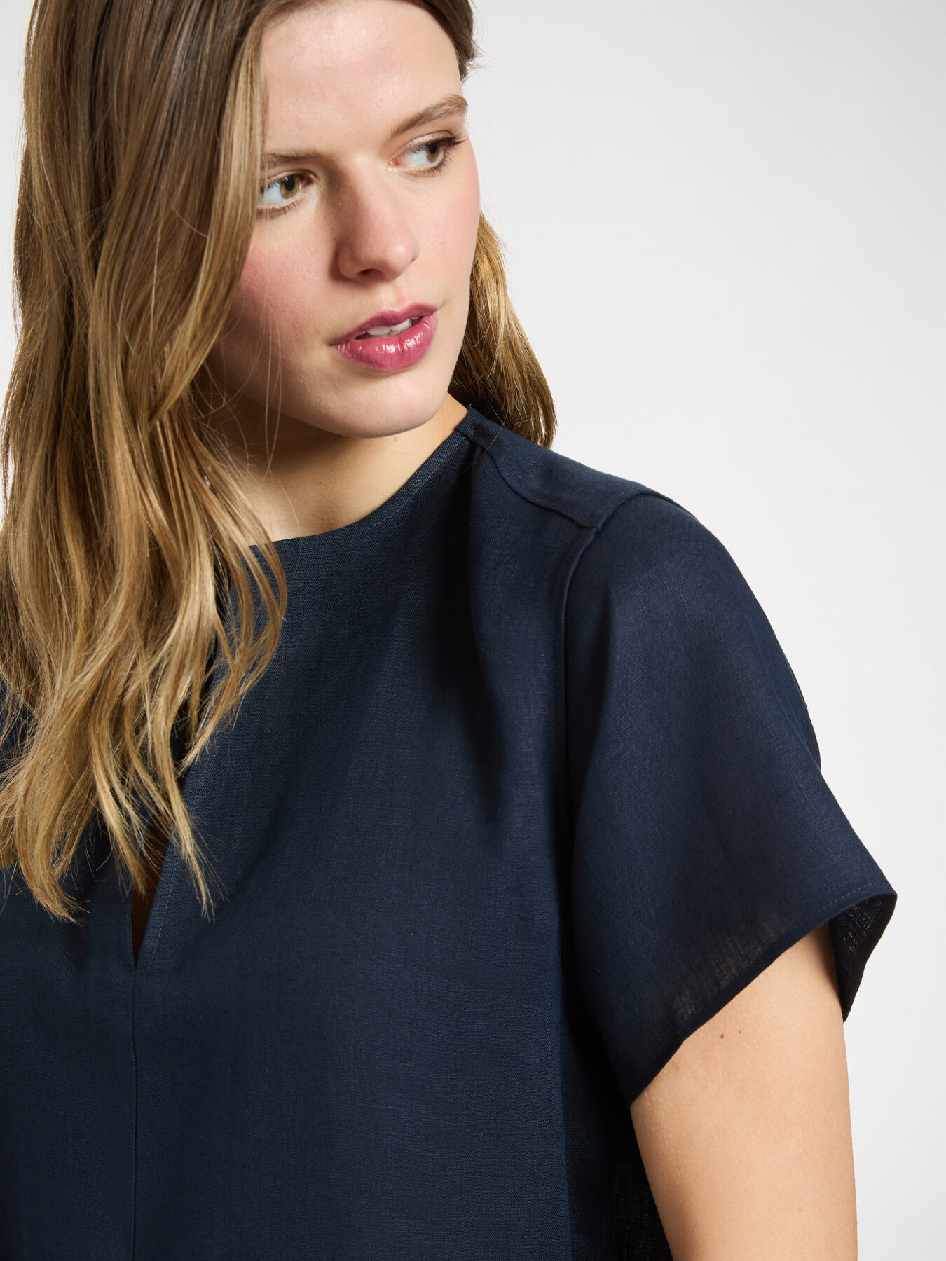 Abito lungo in lino con scollo a V image number 4