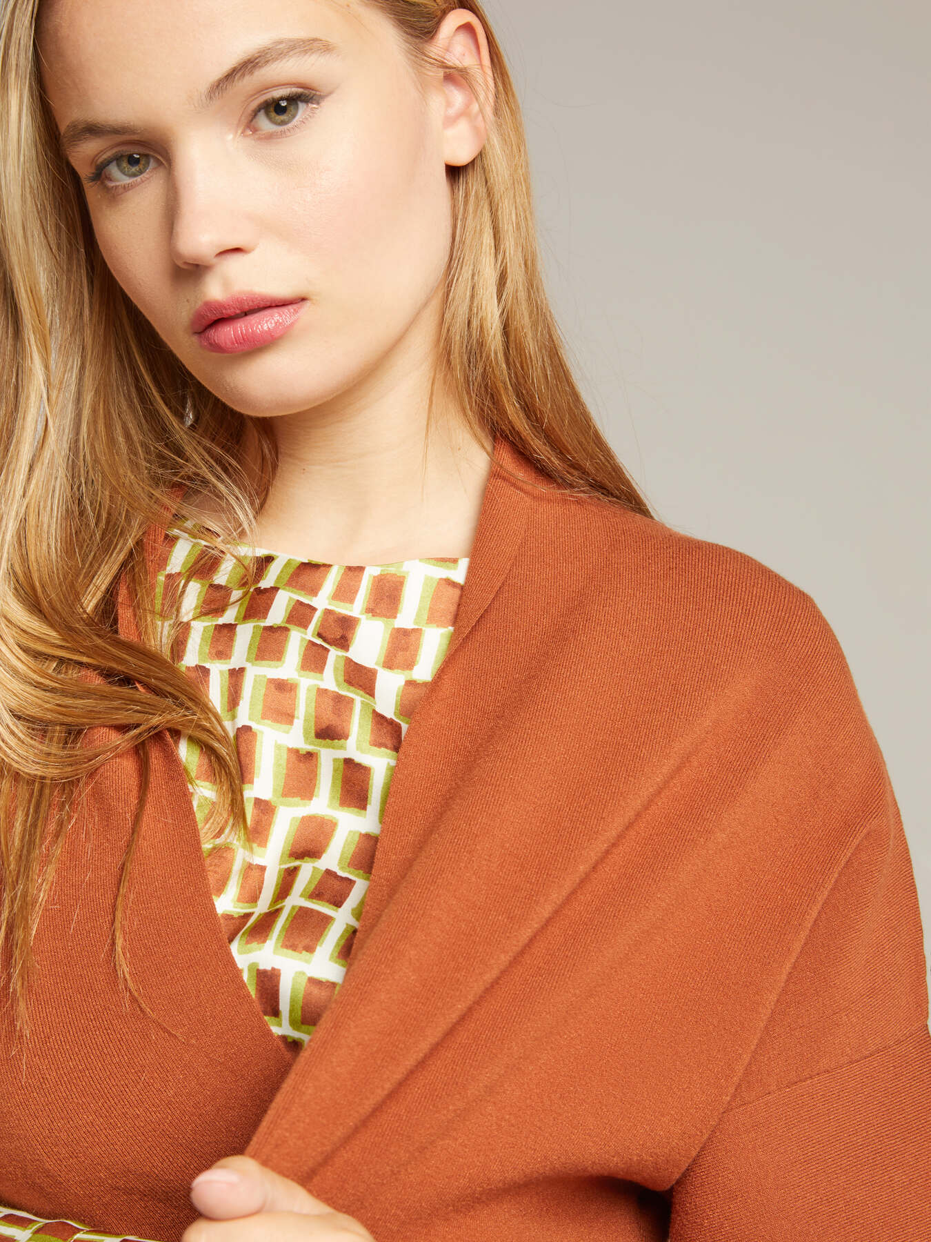 Long gilet en maille compacte en viscose responsable image number 3